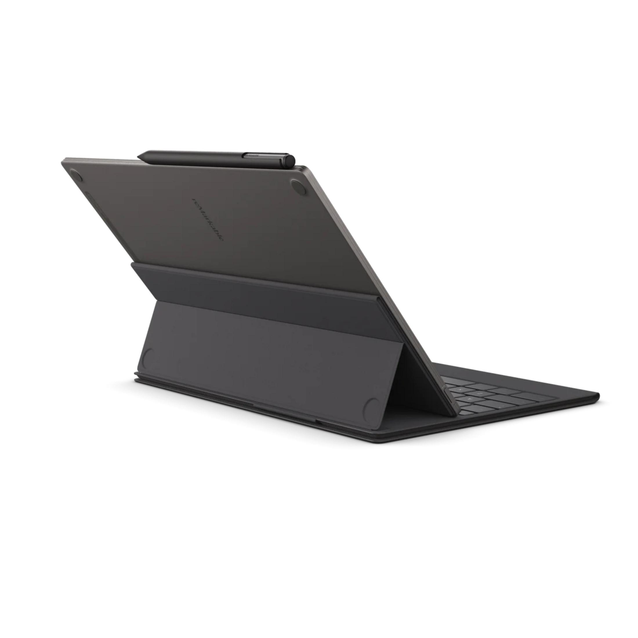 Gri tablet, kalem ve klavyeli kılıf, beyaz arka plan üzerinde.