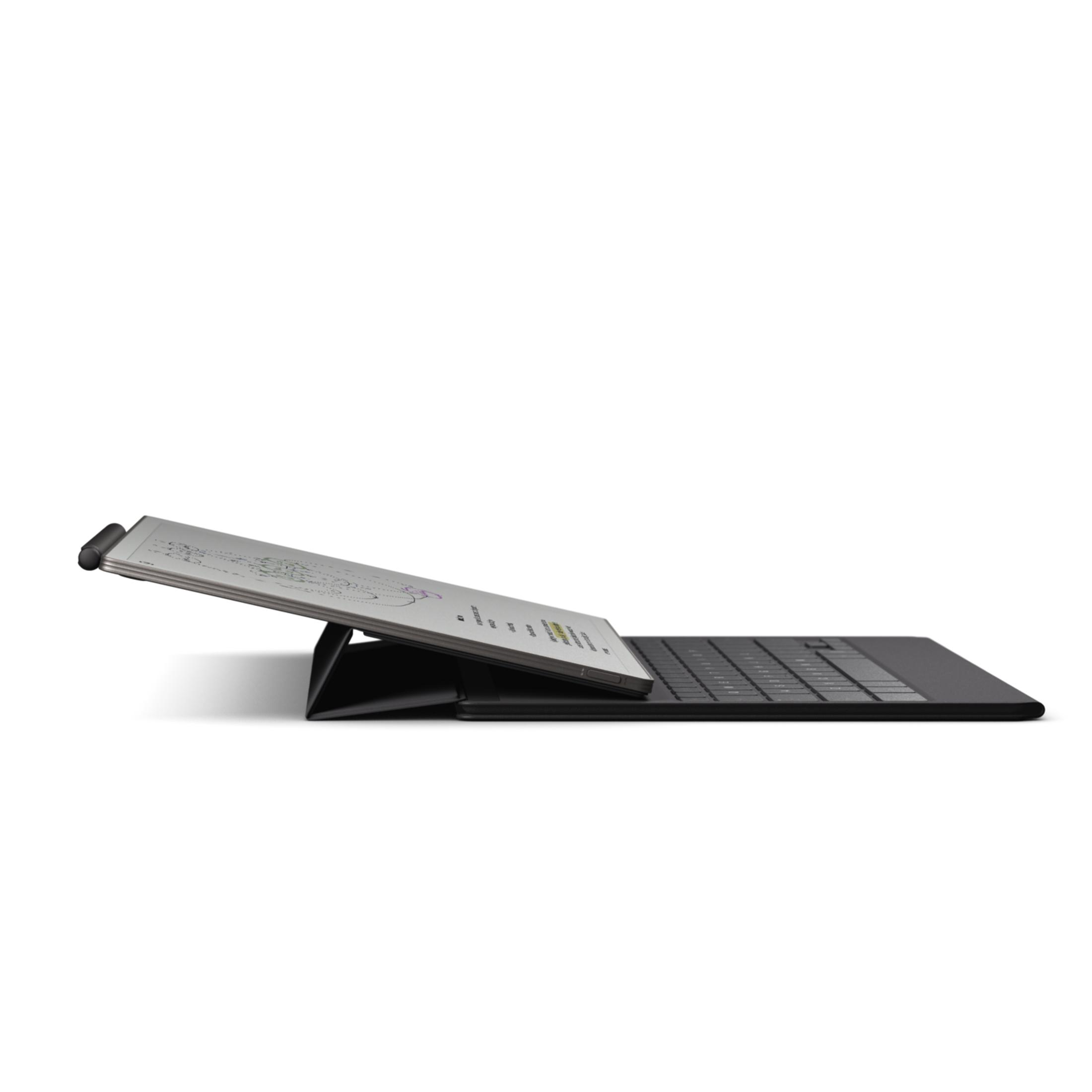 Gümüş rengi tablet, stylus ve klavyeli, beyaz arka plan.