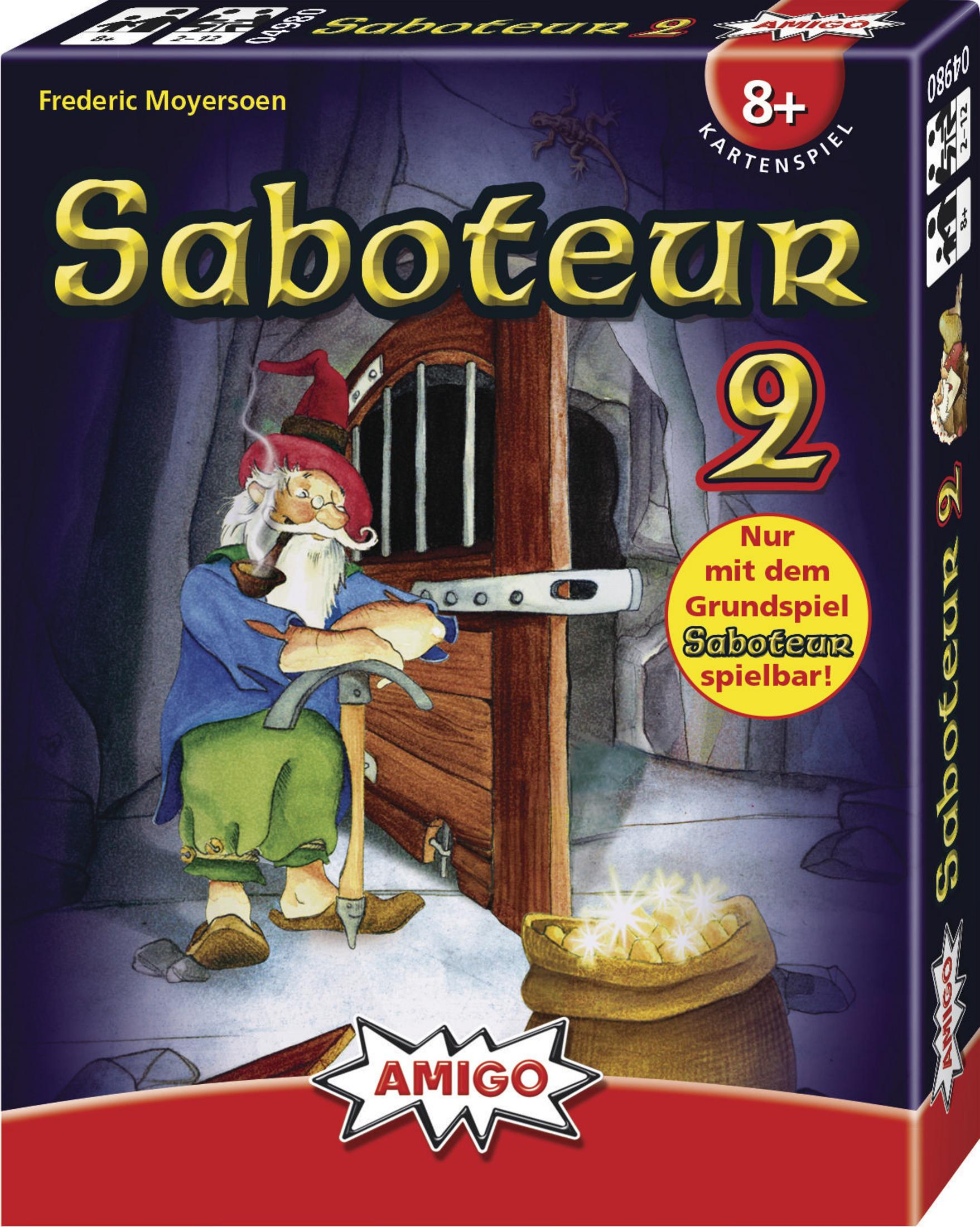 Ein Zwerg mit Spitzhut raucht Pfeife vor einer Holztür. Ein Sack mit Goldstücken liegt daneben.