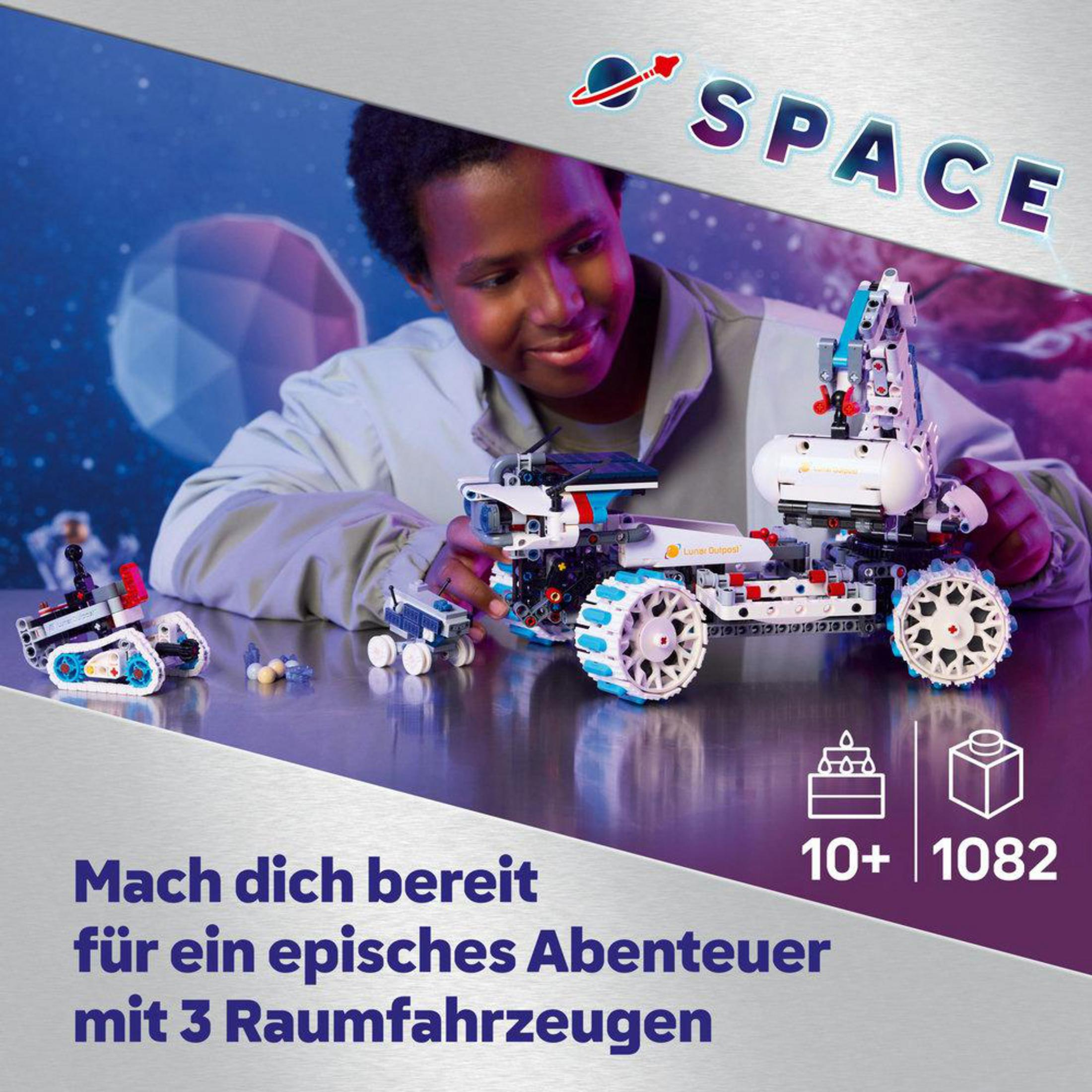 Chłopiec bawi się trzema pojazdami kosmicznymi Lego na stole.