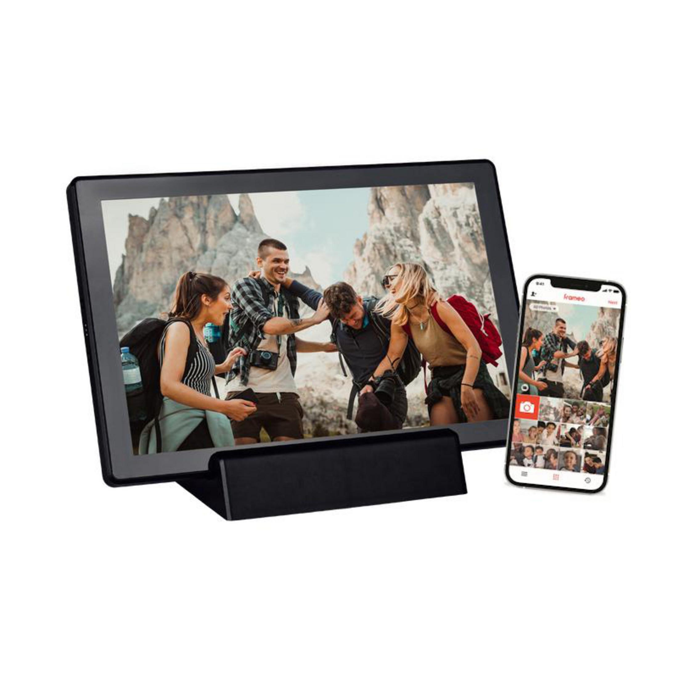 Ein Tablet und ein Smartphone zeigen Fotos von Wanderern in den Bergen.