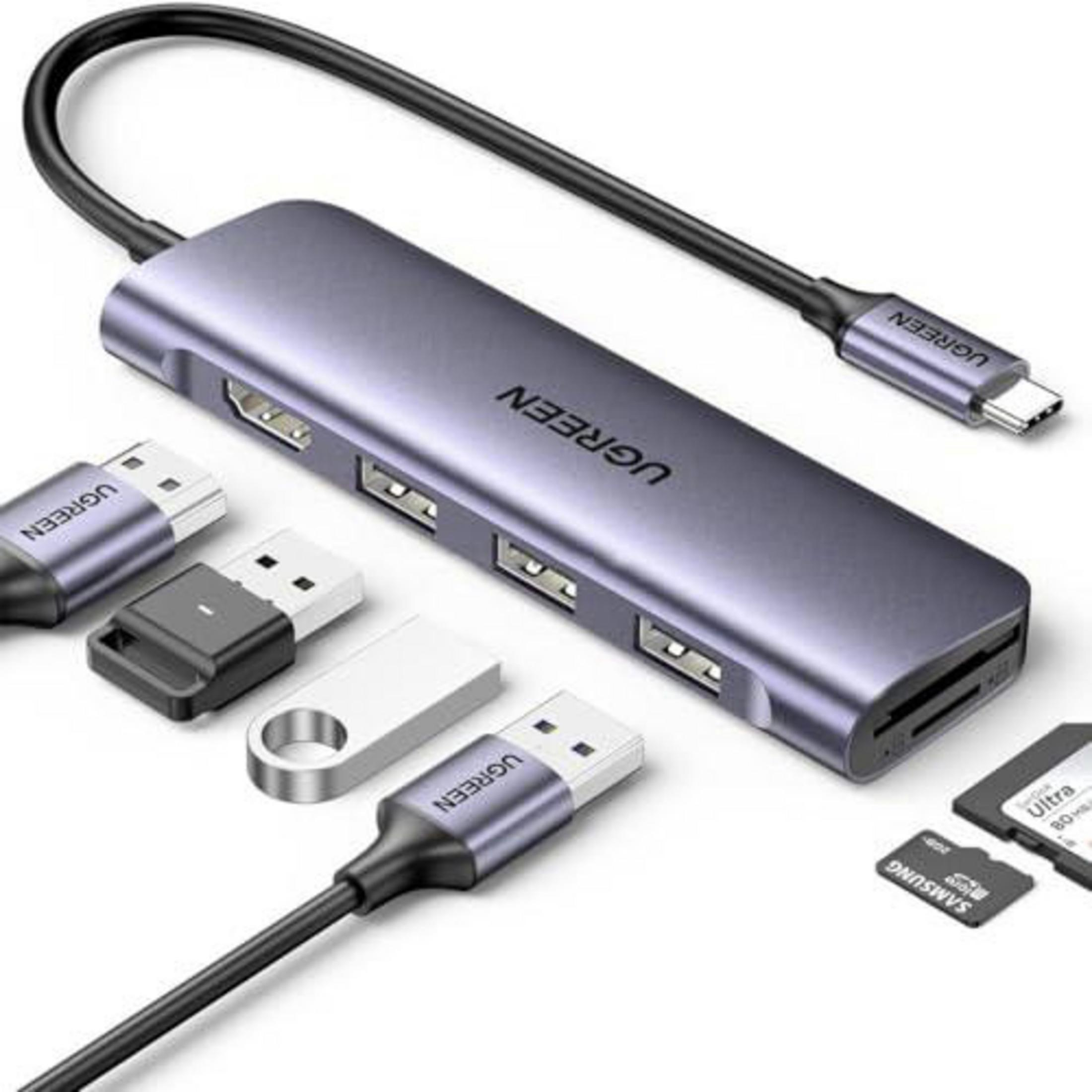 Un hub USB-C grigio con più porte, schede SD e unità USB.