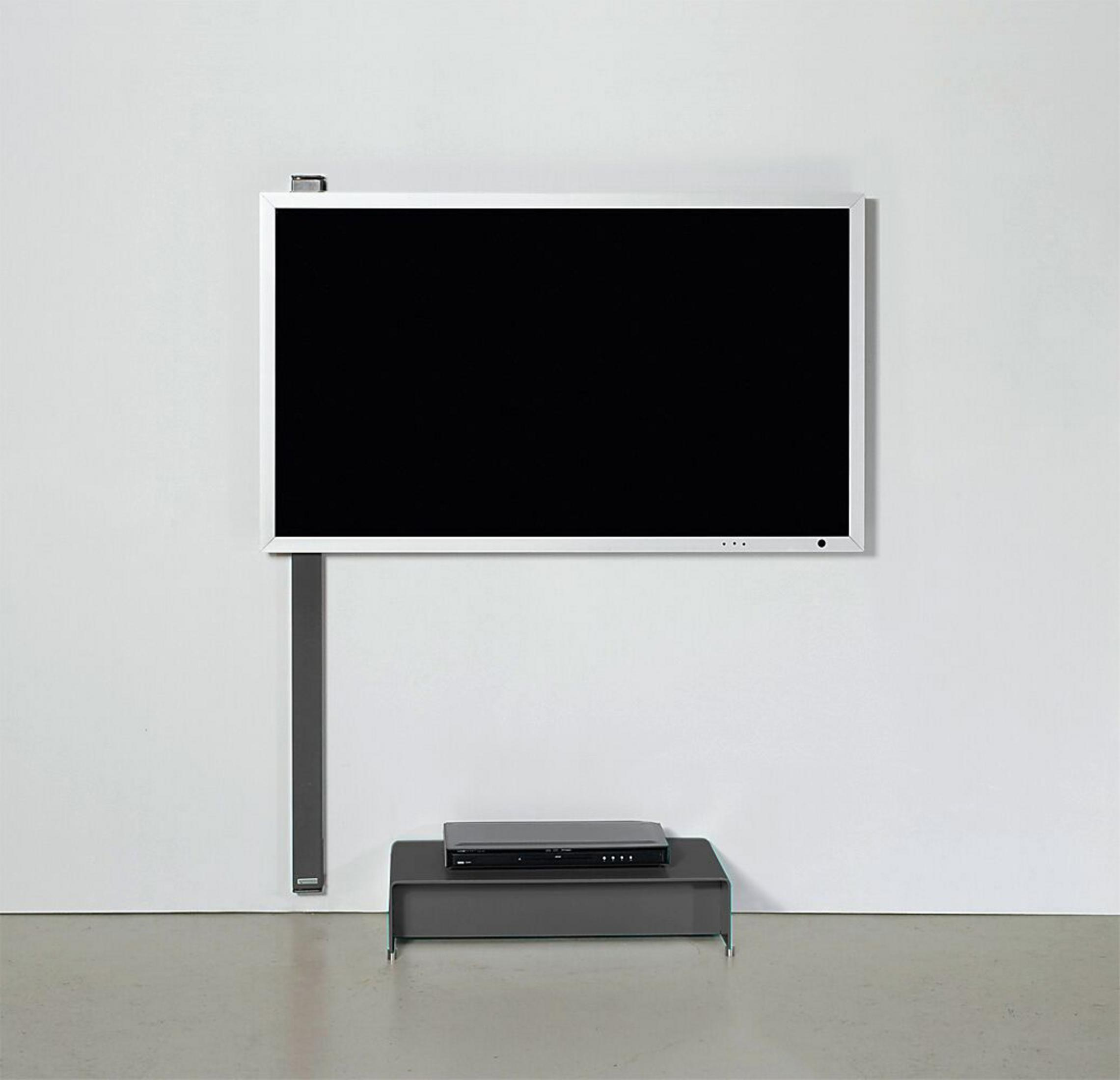 Ein Flachbildfernseher ist an einer weißen Wand über einem dunkelgrauen Mediamöbel mit einem schwarzen DVD-Player montiert.