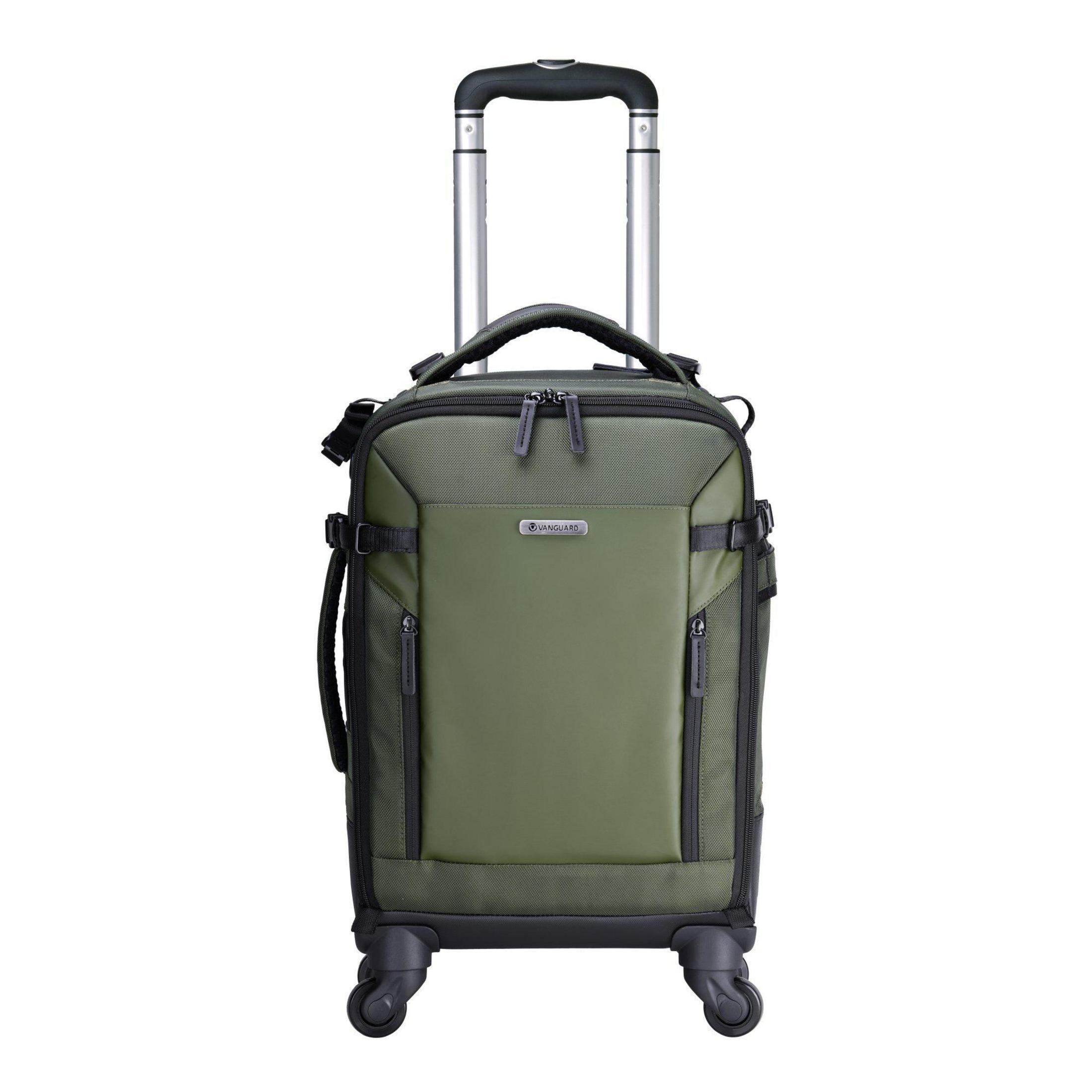 Eine grüne Reisetasche mit Teleskopgriff und Rädern, auf weißem Hintergrund.