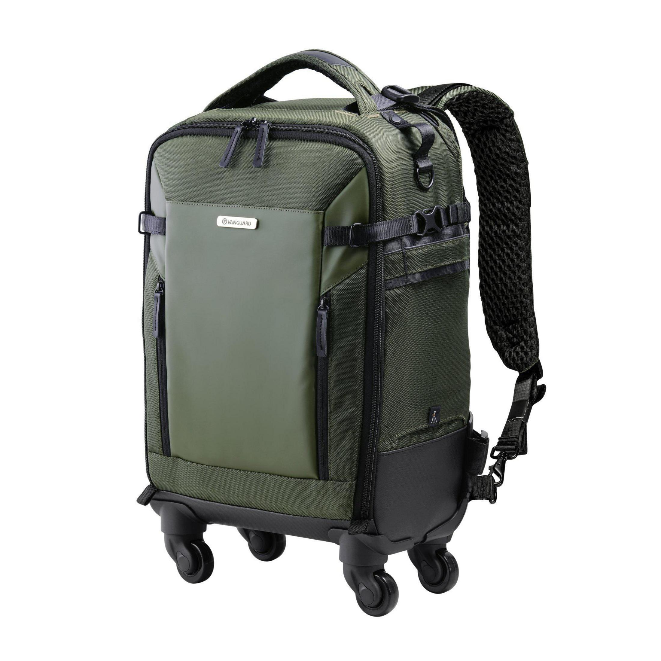 Grüne Reisetasche mit Rädern und Rucksackträgern auf weißem Hintergrund.