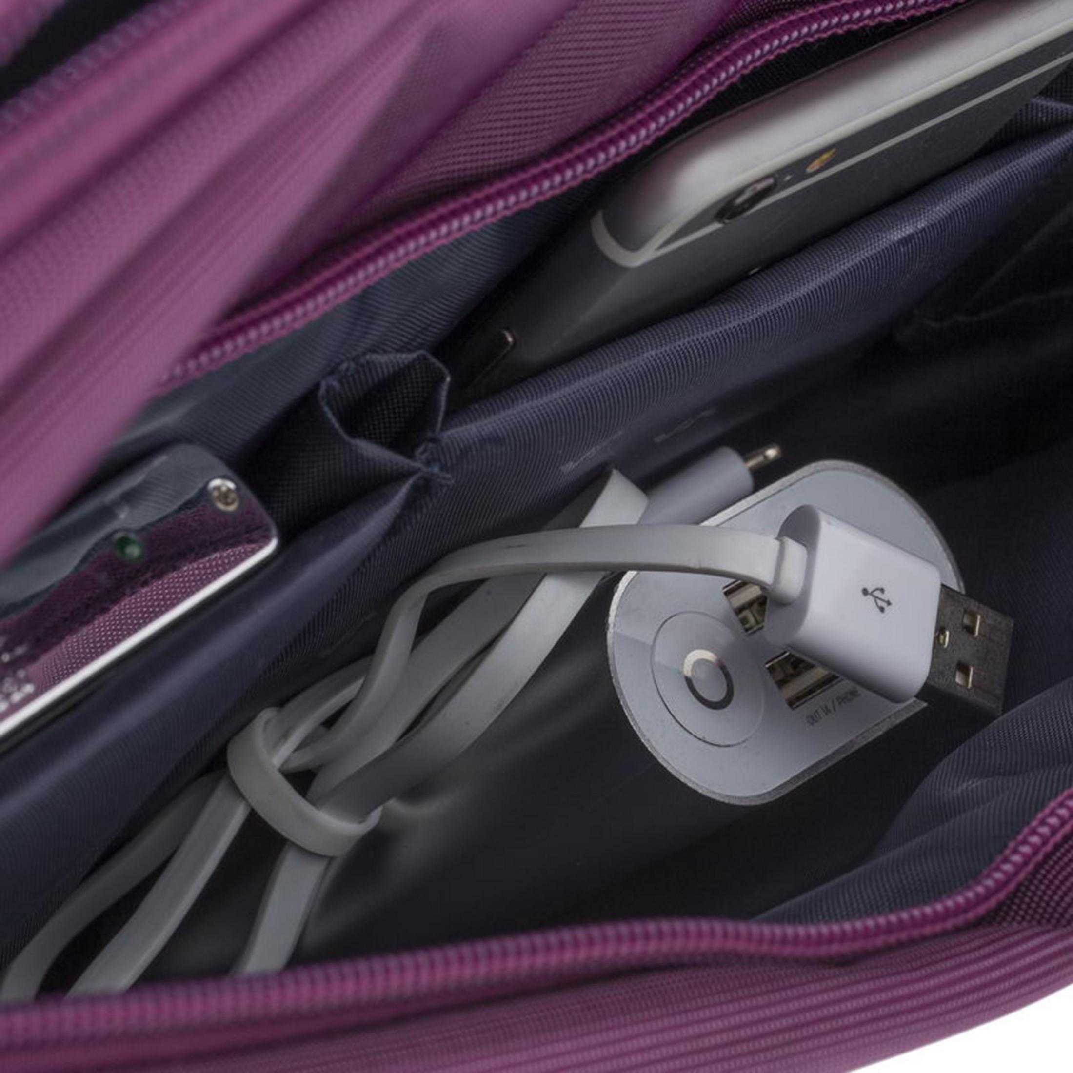 Una borsa viola con telefono, cavo di ricarica e power bank.