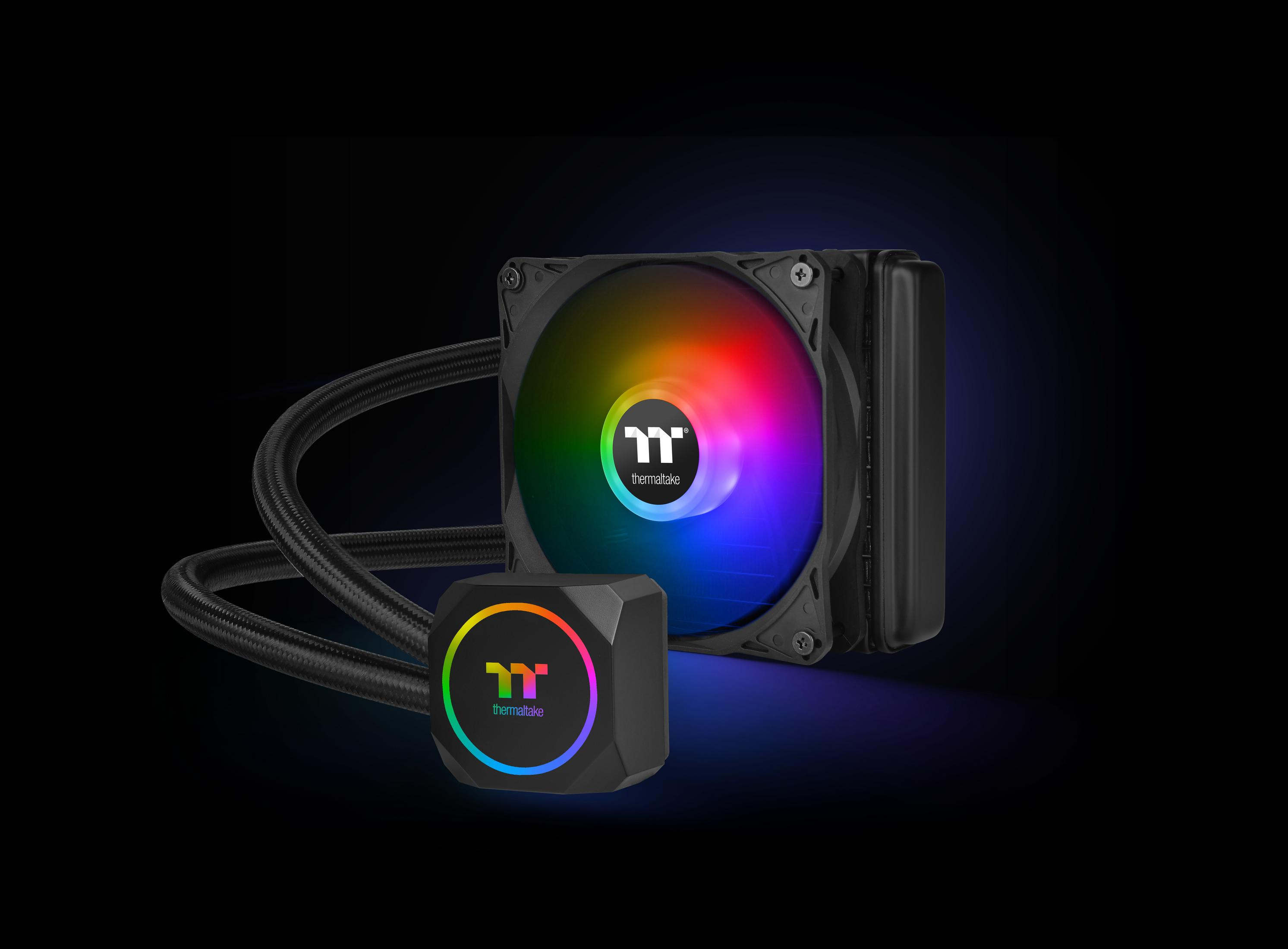 Una ventola per computer nera con illuminazione RGB e unità pompa collegata. Entrambe hanno il logo Thermaltake.
