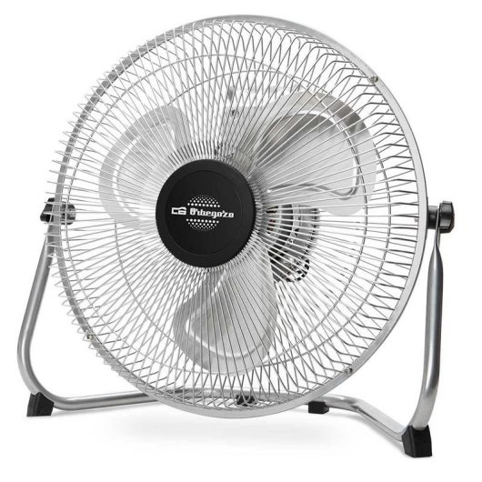 Un ventilatore da terra argentato con centro nero e tre pale.