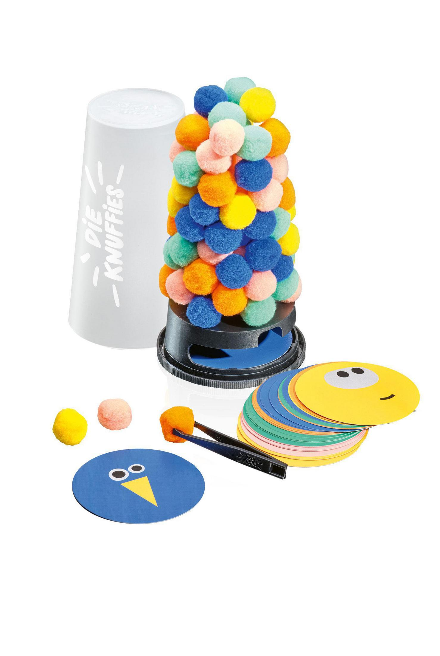 Spiel mit bunten Pompons, Karten und einer Pinzette auf weißem Hintergrund.
