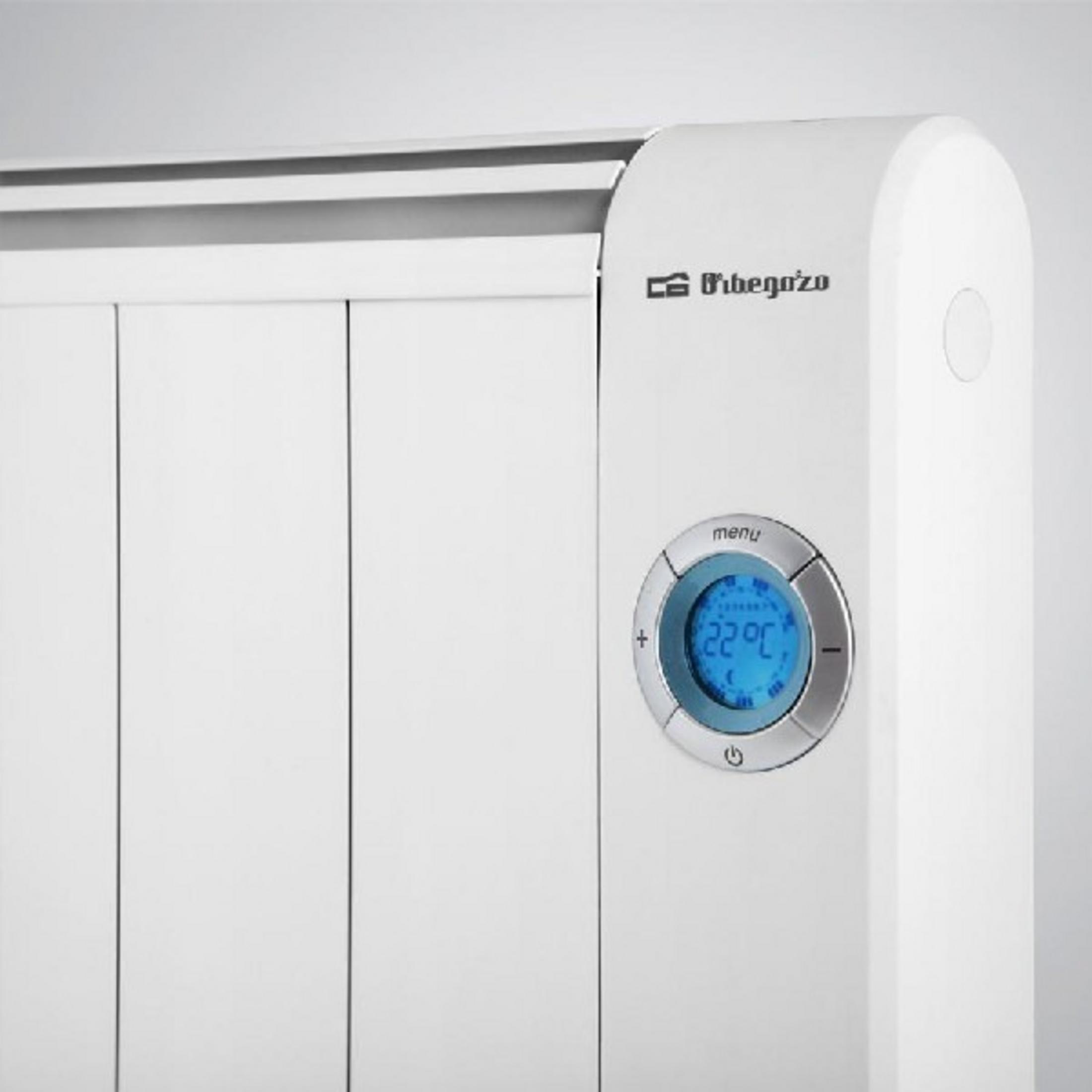 Un radiatore bianco con display digitale che mostra 22 gradi Celsius.