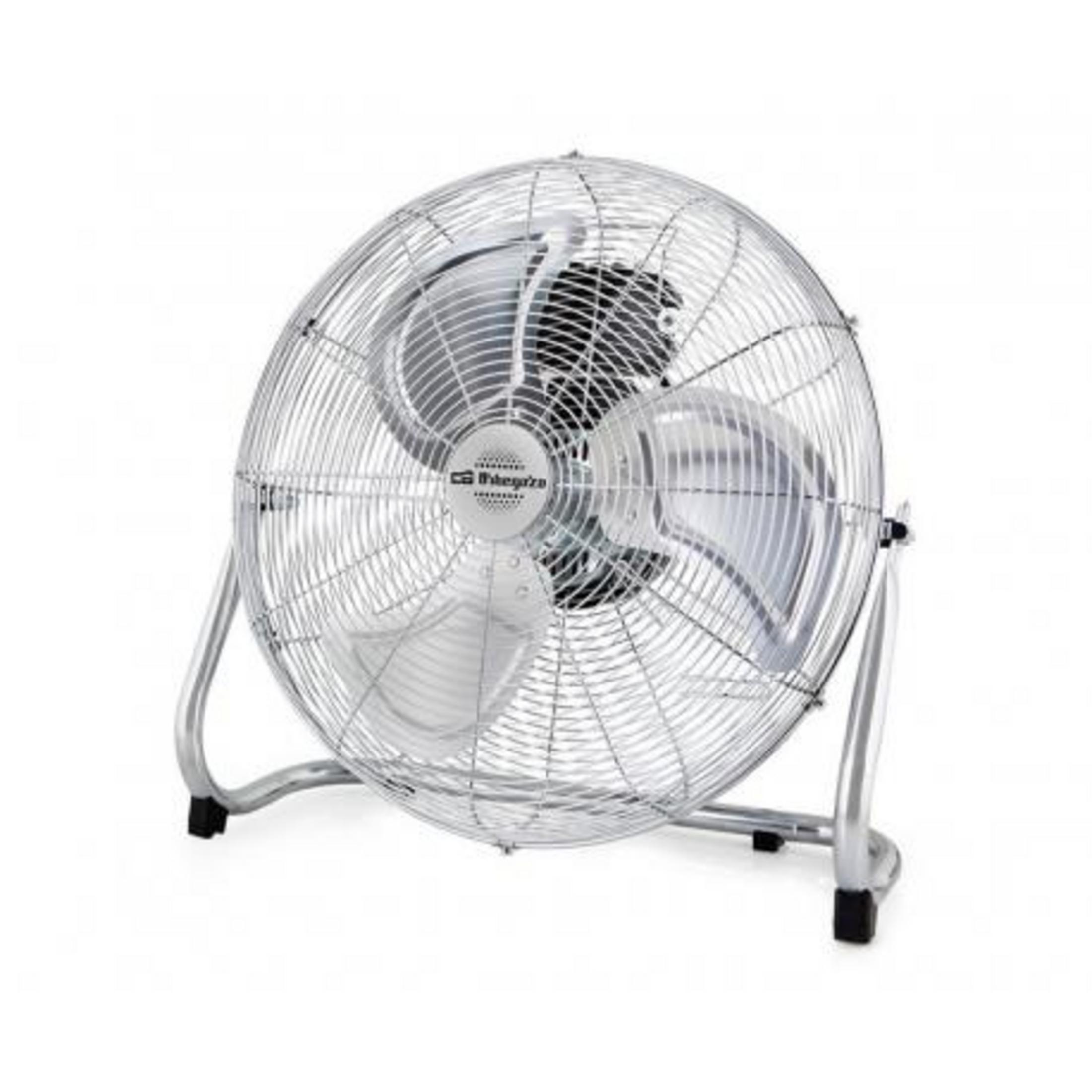 Un ventilador de pie plateado con tres aspas sobre un soporte metálico.