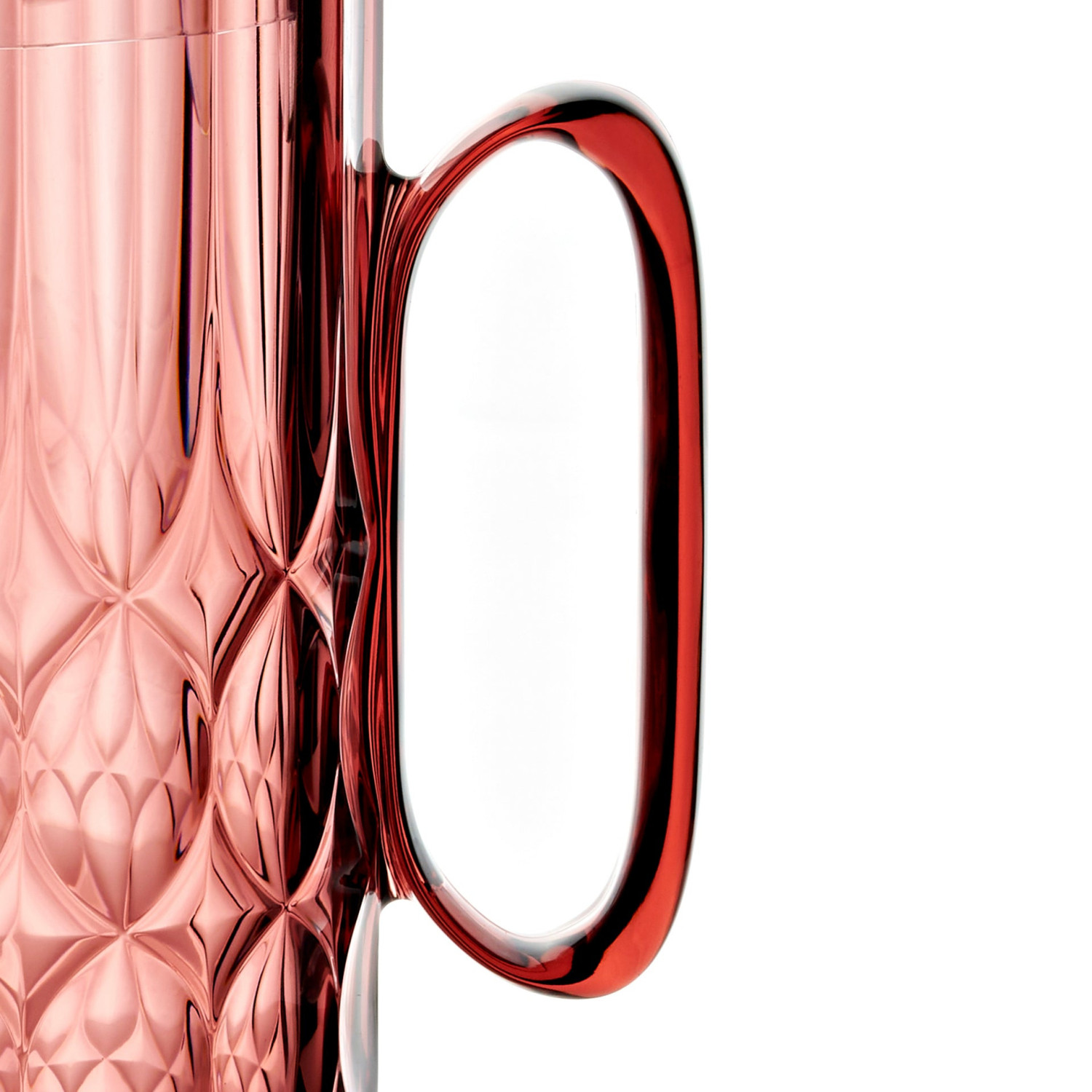 Eine Nahaufnahme eines roten Krugs mit einem facettenreichen Muster und einem Griff.