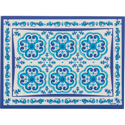 Rechteckige Tischdecke mit weißem Hintergrund, blauen Blumenmustern und blauem Rand.