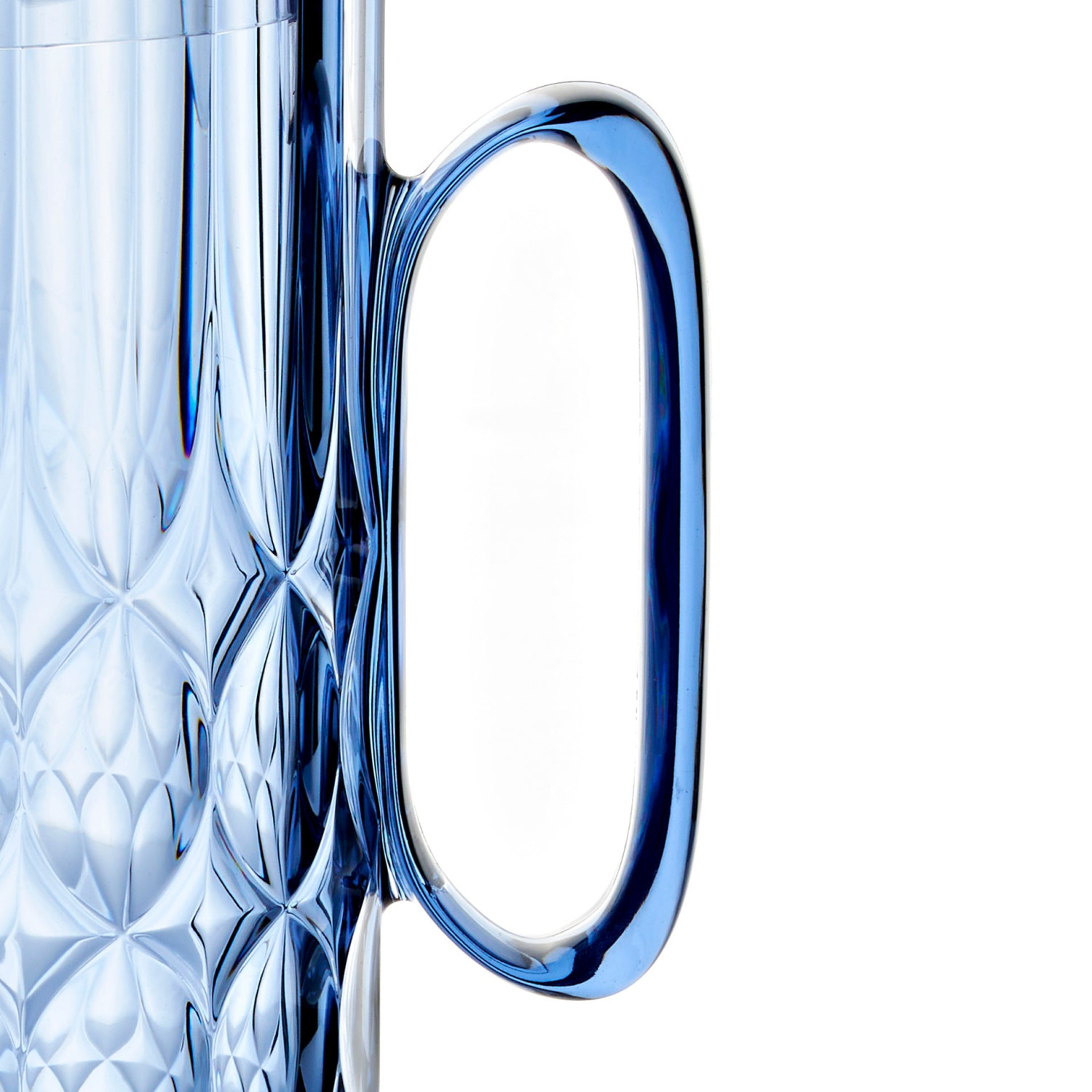 Ein blauer Glasbecher mit einem Griff, im Nahaufnahme.