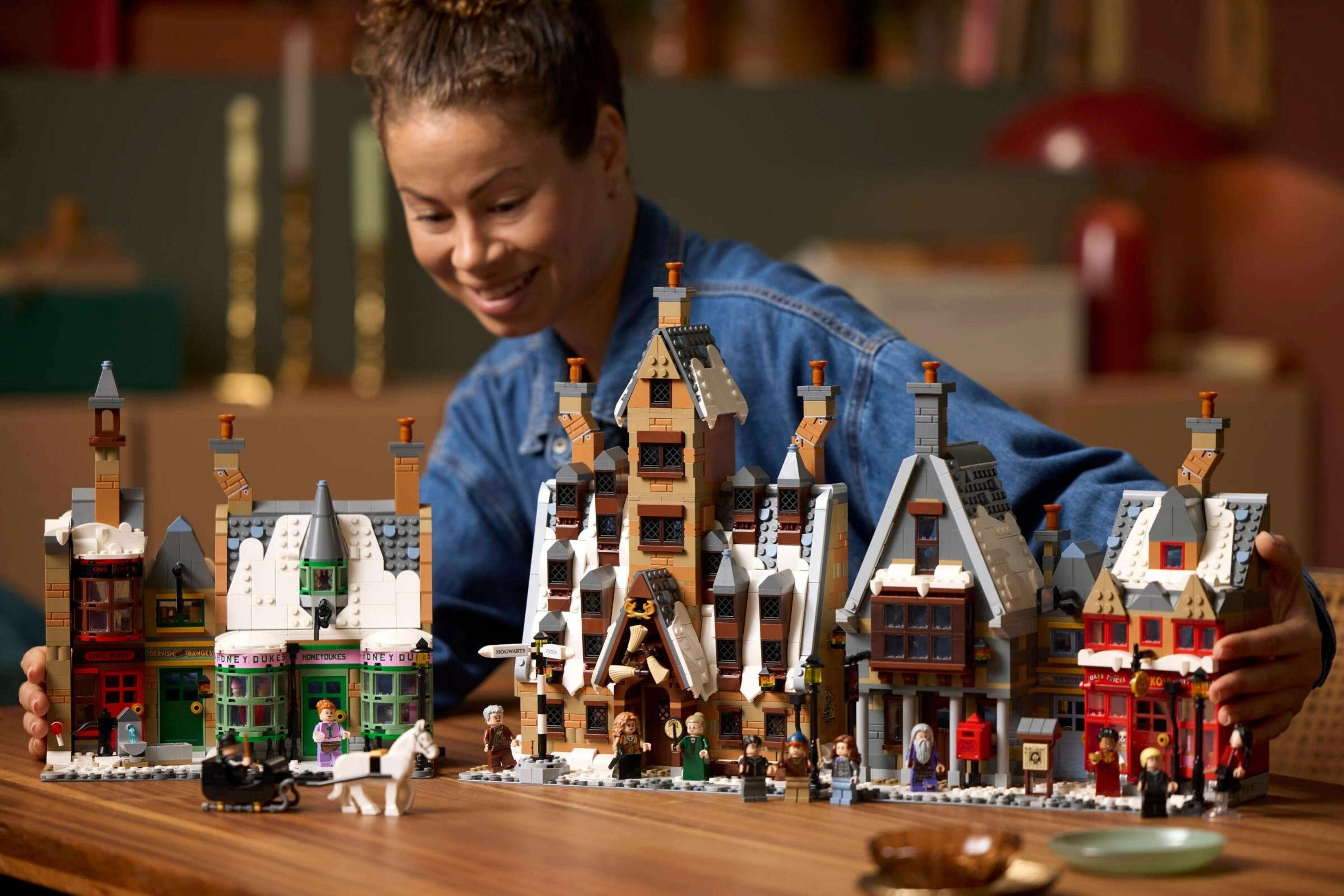 Una mujer construye un modelo de Lego de Hogsmeade con copos de nieve.