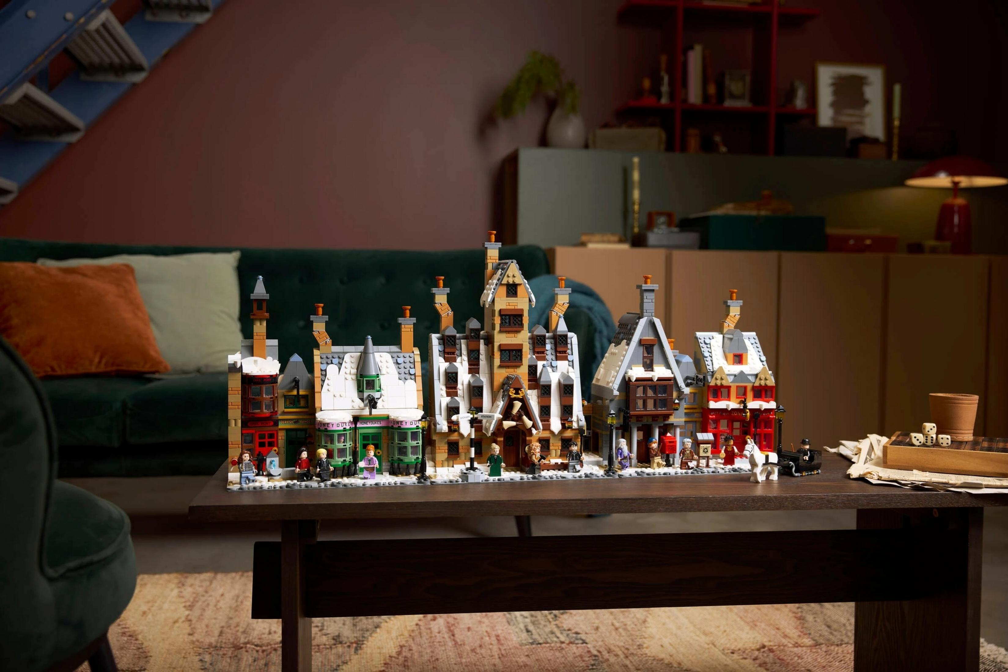 Recreación de Lego de una calle mágica nevada con tiendas y figuras.