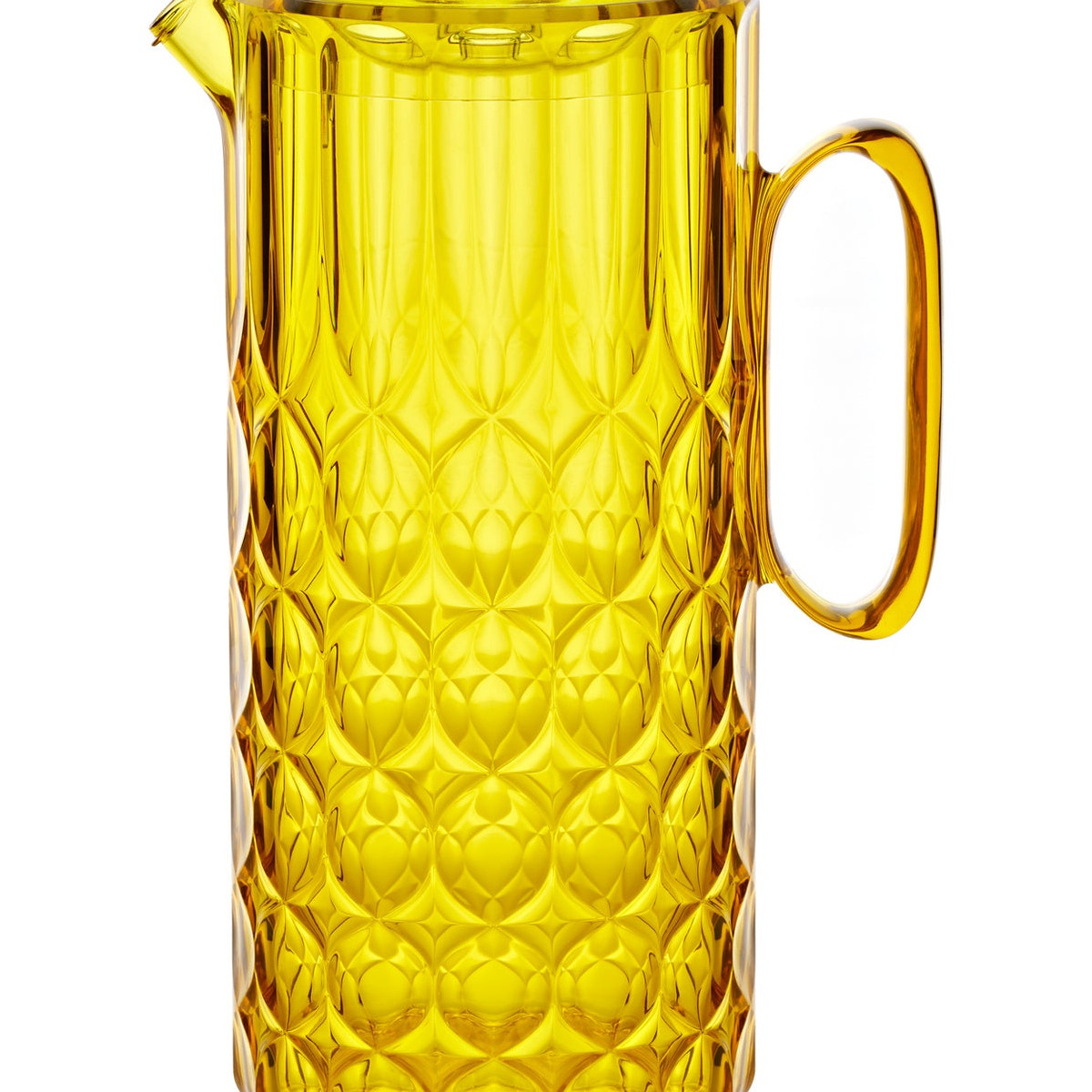 Ein gelber, durchsichtiger Krug mit geometrischem Muster und Henkel.