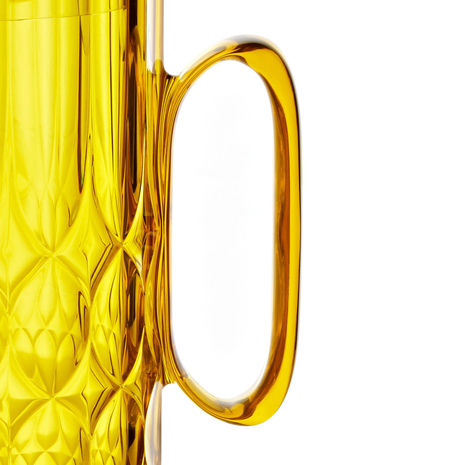 Nahaufnahme eines goldenen Krugs mit Rautenmuster und Henkel auf weißem Hintergrund.