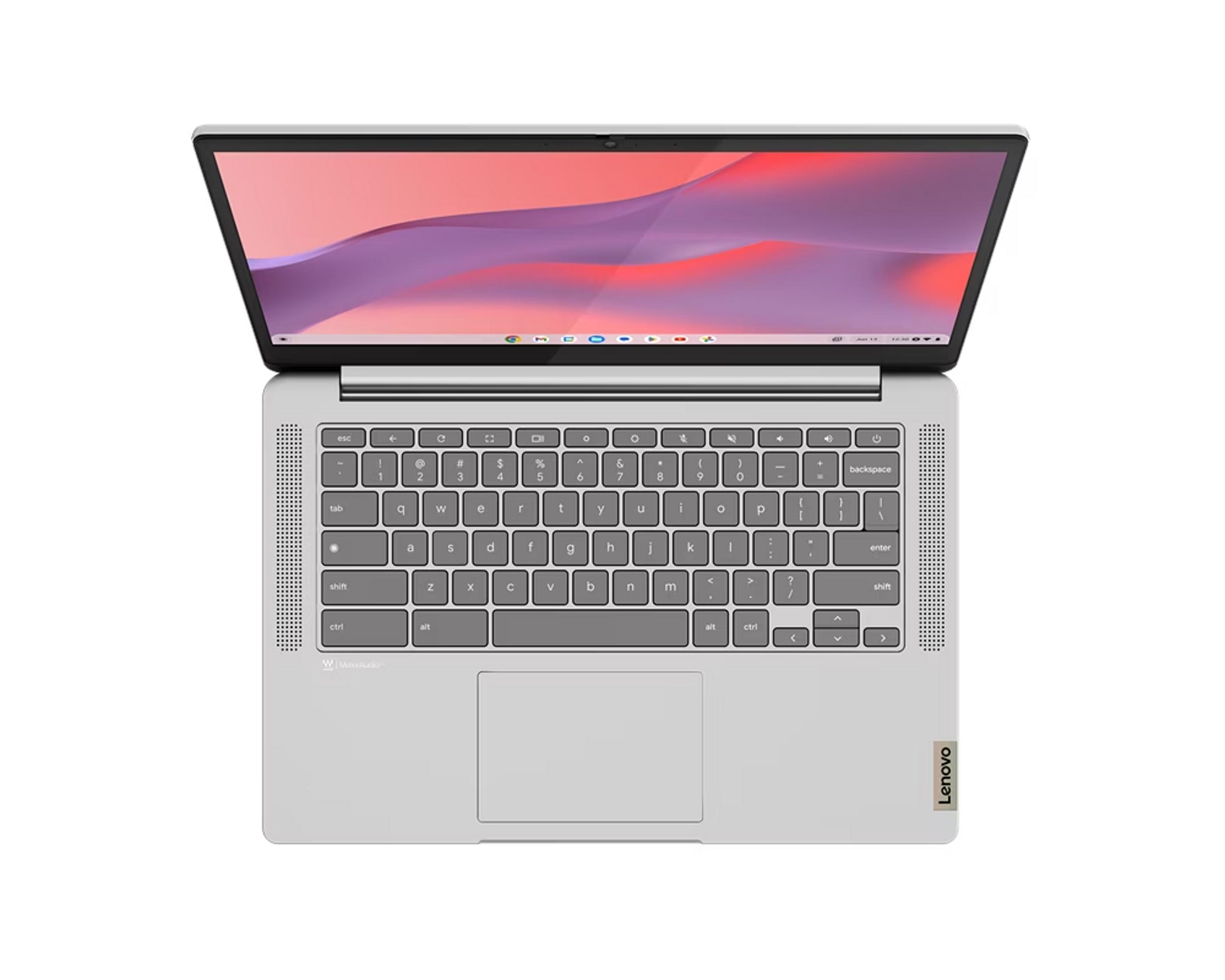Un Chromebook Lenovo plateado está abierto, mostrando un teclado y una pantalla con un fondo de pantalla abstracto rosa y morado.