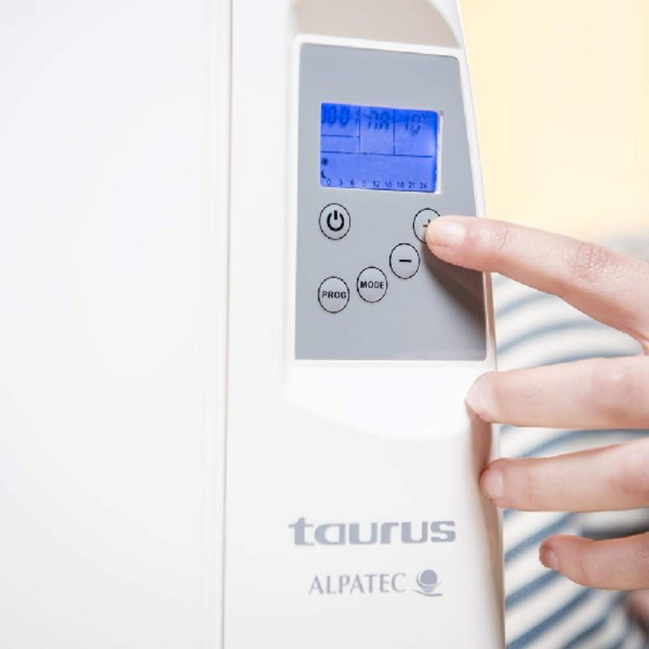 Una mano aziona un dispositivo bianco con display e pulsanti blu.