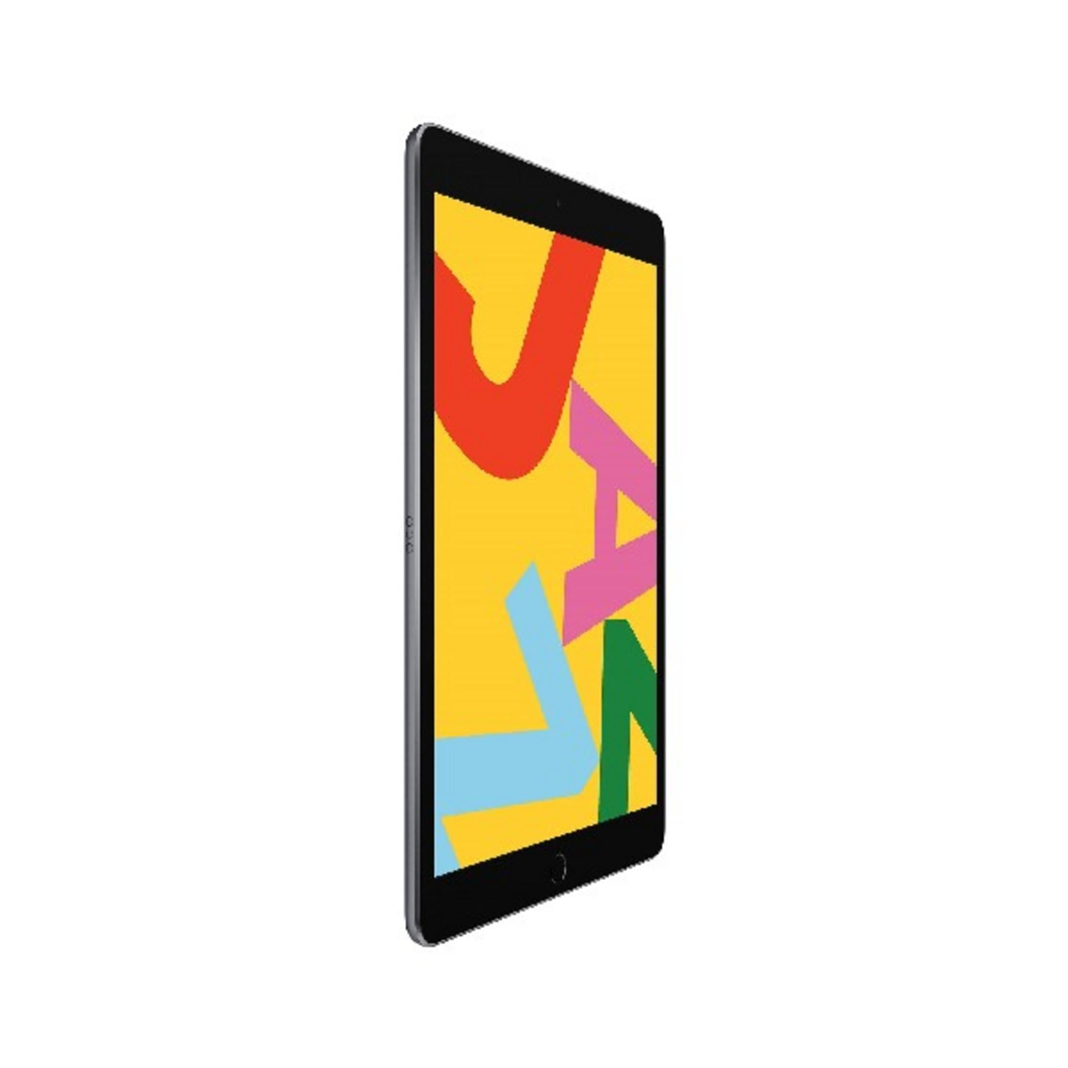 Ein Tablet mit einem bunten abstrakten Muster auf dem Bildschirm, vor weißem Hintergrund.