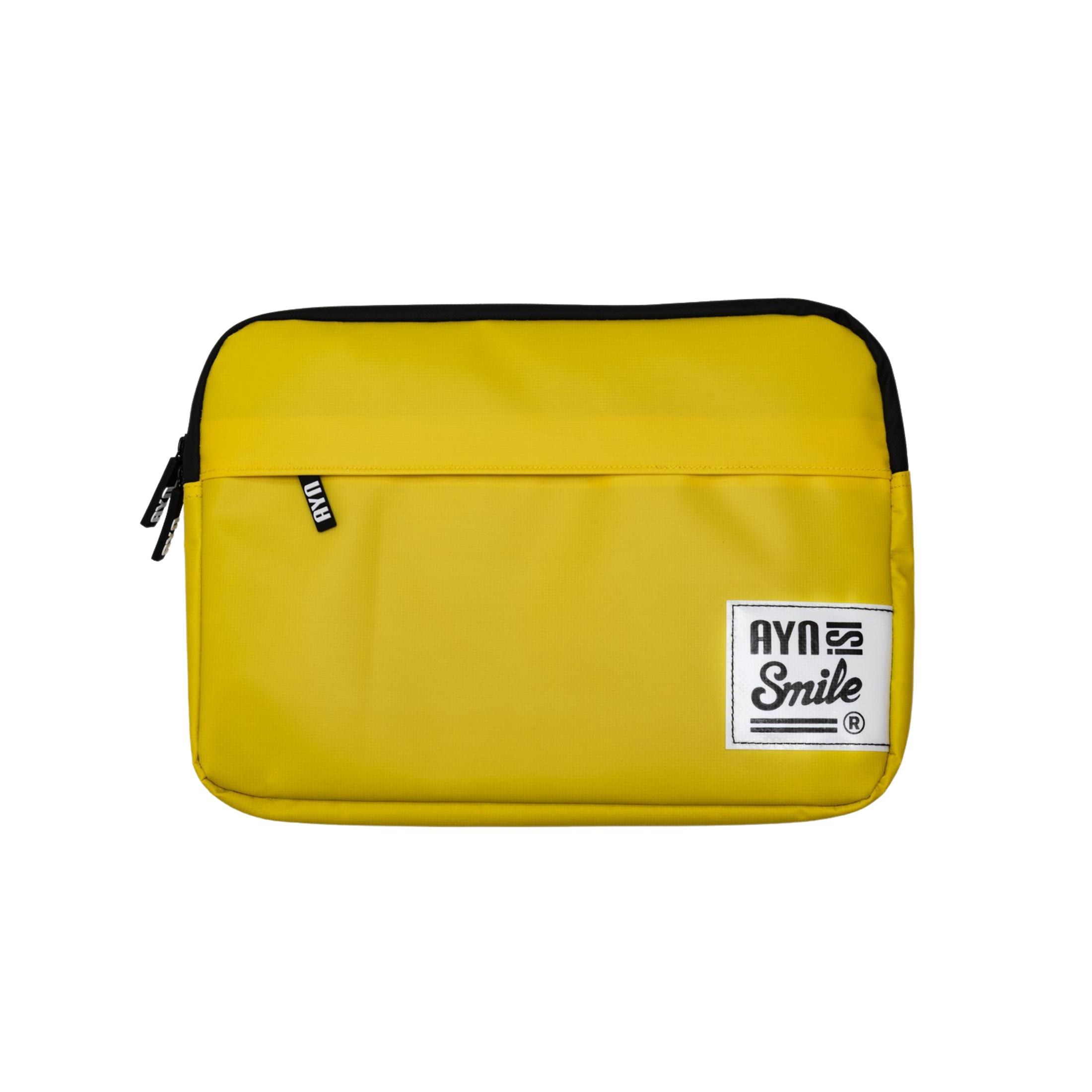 Una bolsa amarilla con borde negro y cremalleras. Un logo dice "AYN Smile".