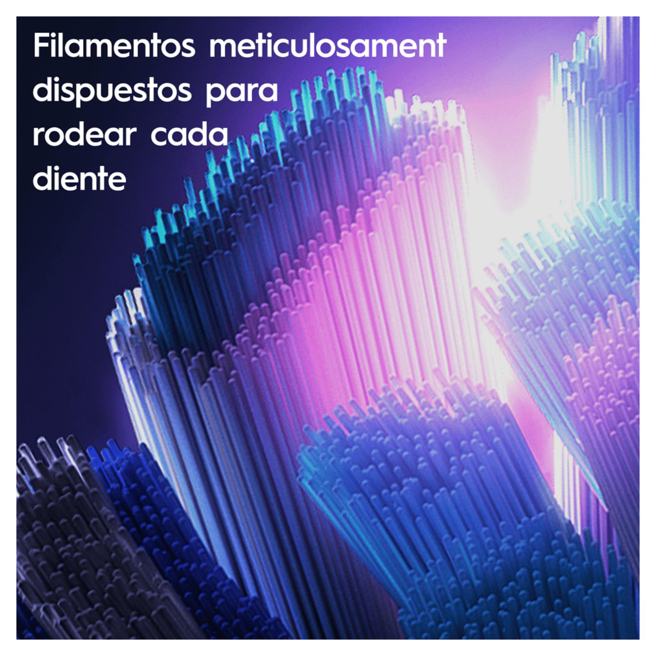 Primo piano di setole di spazzolino blu e viola, simili a cristalli.