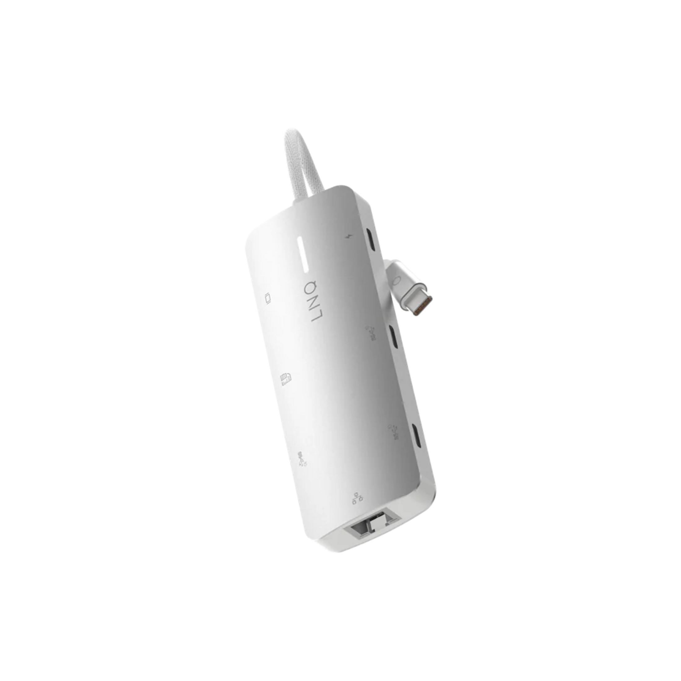 Un hub USB-C bianco con più porte e un cavo intrecciato.