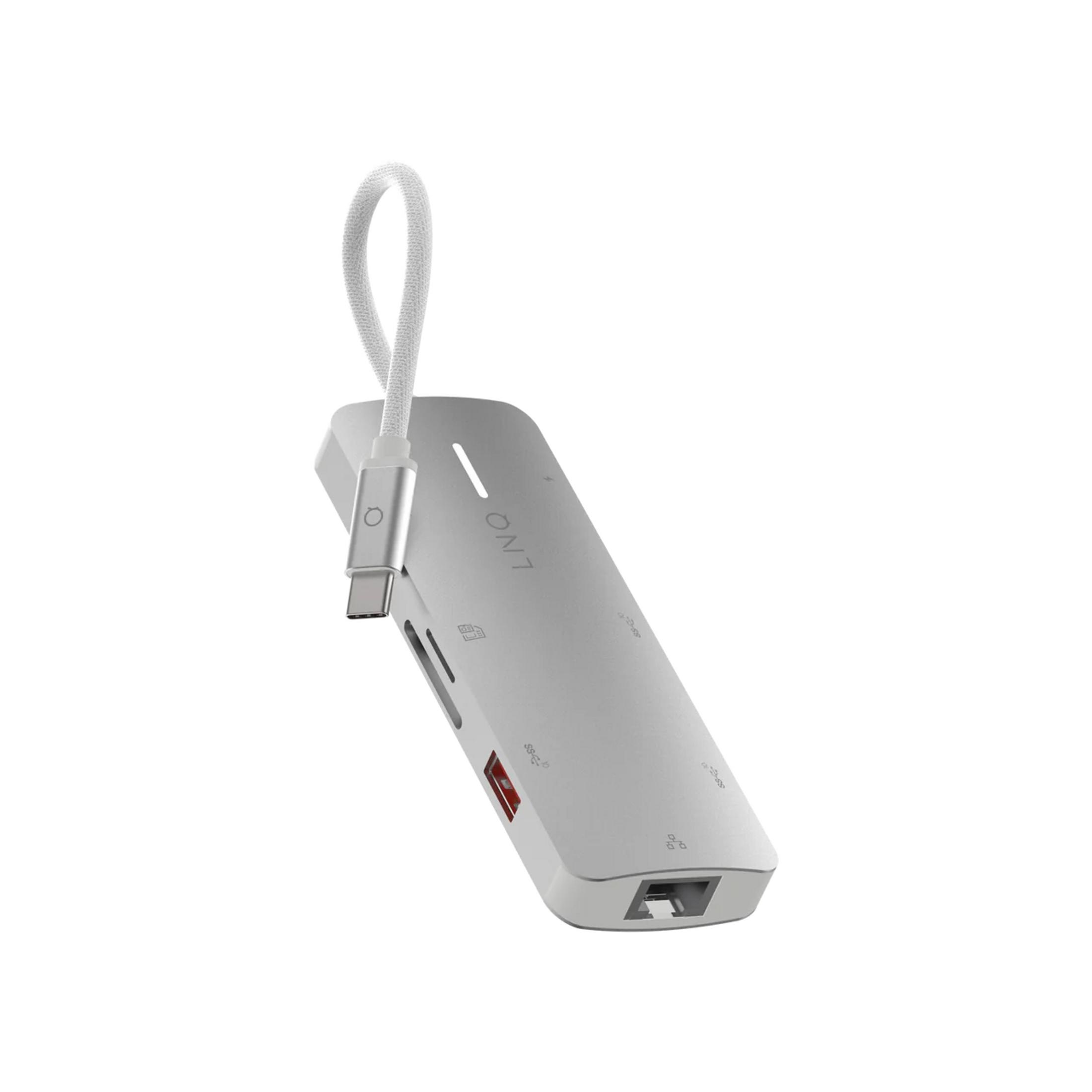 Hub USB-C argentato con laccetto, slot per schede SD, USB-A e porta Ethernet.