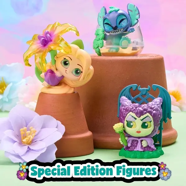 Trzy figurki Disneya: Roszpunka, Stitch i Maleficent siedzą na doniczkach.