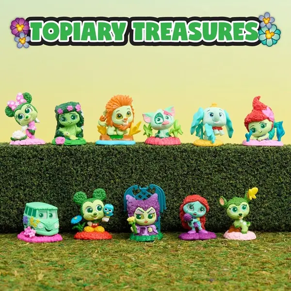 Urocze figurki Topiary Treasures na omszałej powierzchni.