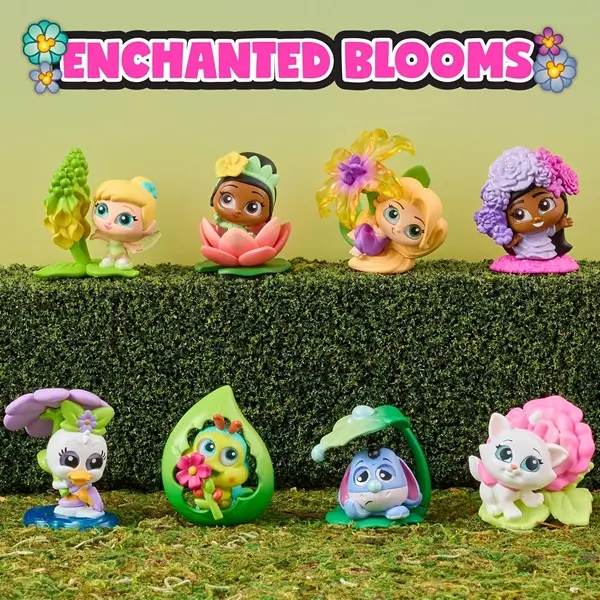 Osiem figurek wróżek i stworzeń Disney Enchanted Blooms na mchowym tle.