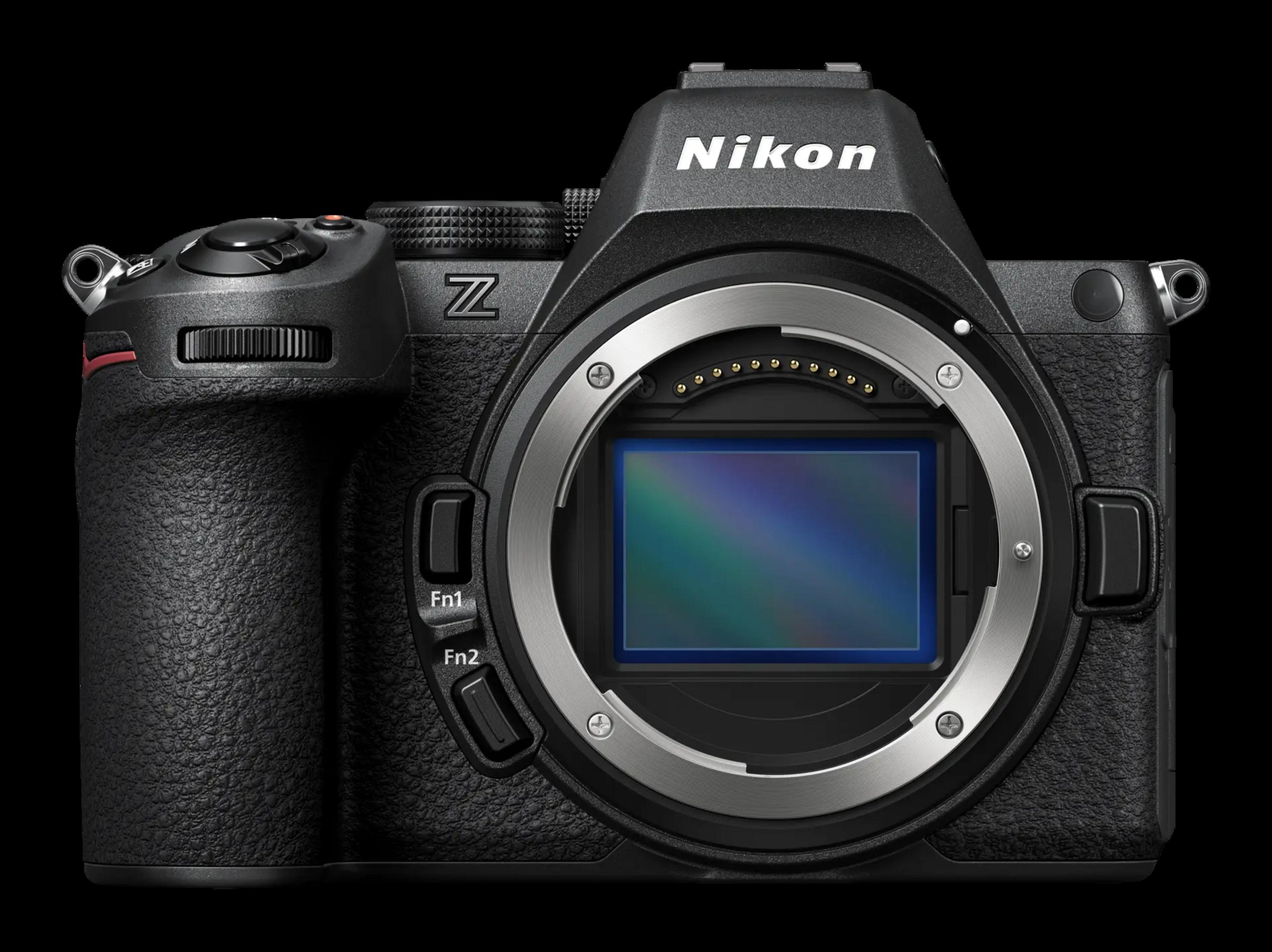 Vista frontal de una cámara sin espejo Nikon Z negra mostrando el sensor y la montura del objetivo.