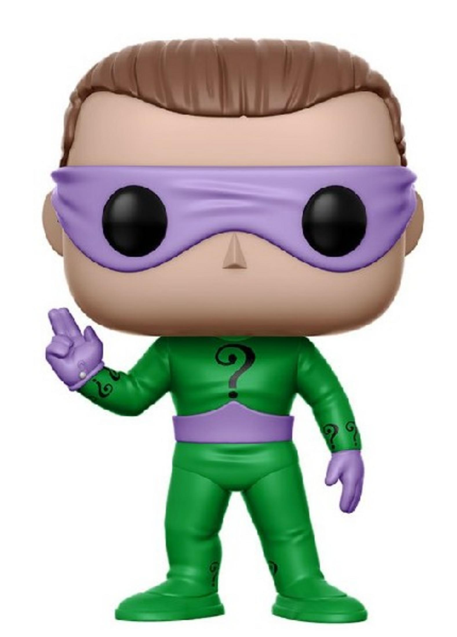 Una figura verde con maschera viola e punti interrogativi.