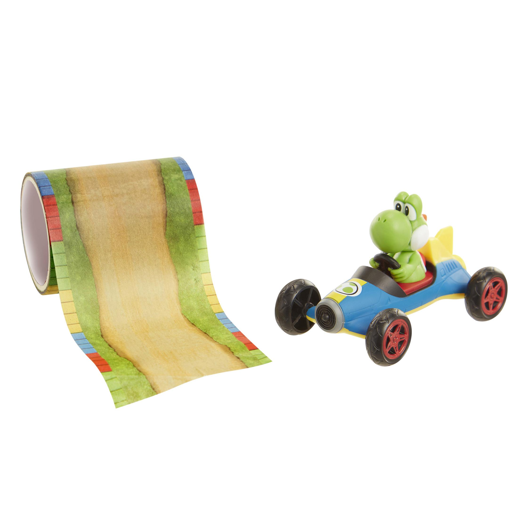 Ein grüner Yoshi fährt ein blaues Rennauto neben einer aufgerollten Rennstrecken-Klebebandrolle.