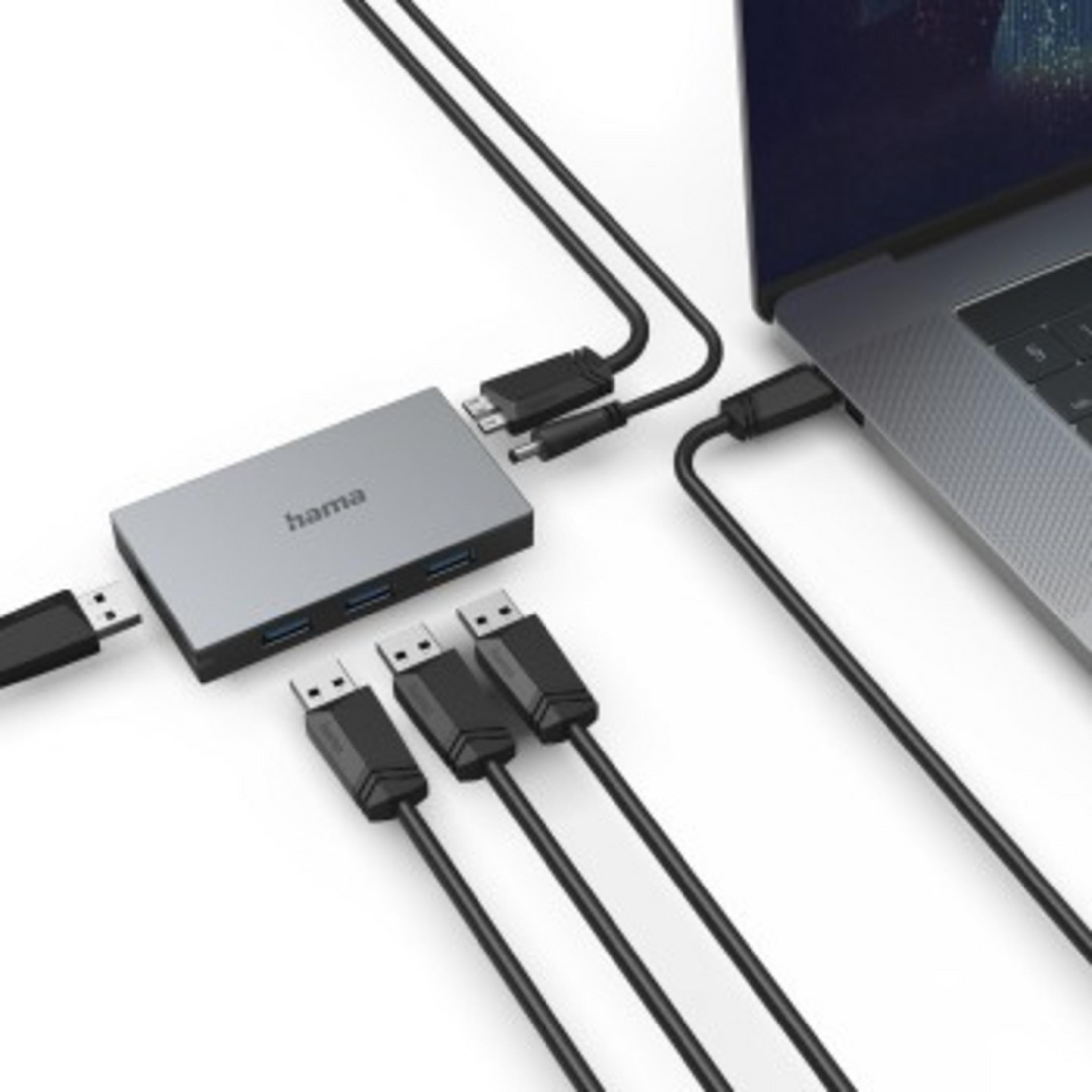 Ein silberner Hama USB-Hub ist an einen Laptop angeschlossen, drei USB-Kabel gehen davon aus.