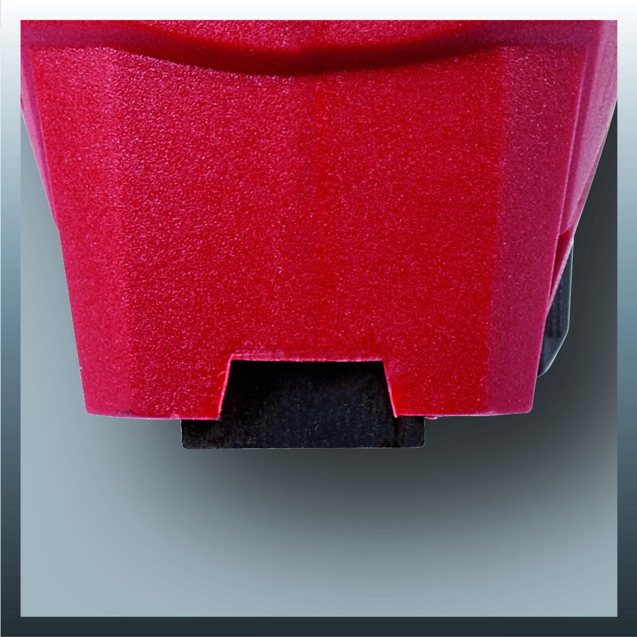 Primo piano di un dispositivo rosso con inserto nero.