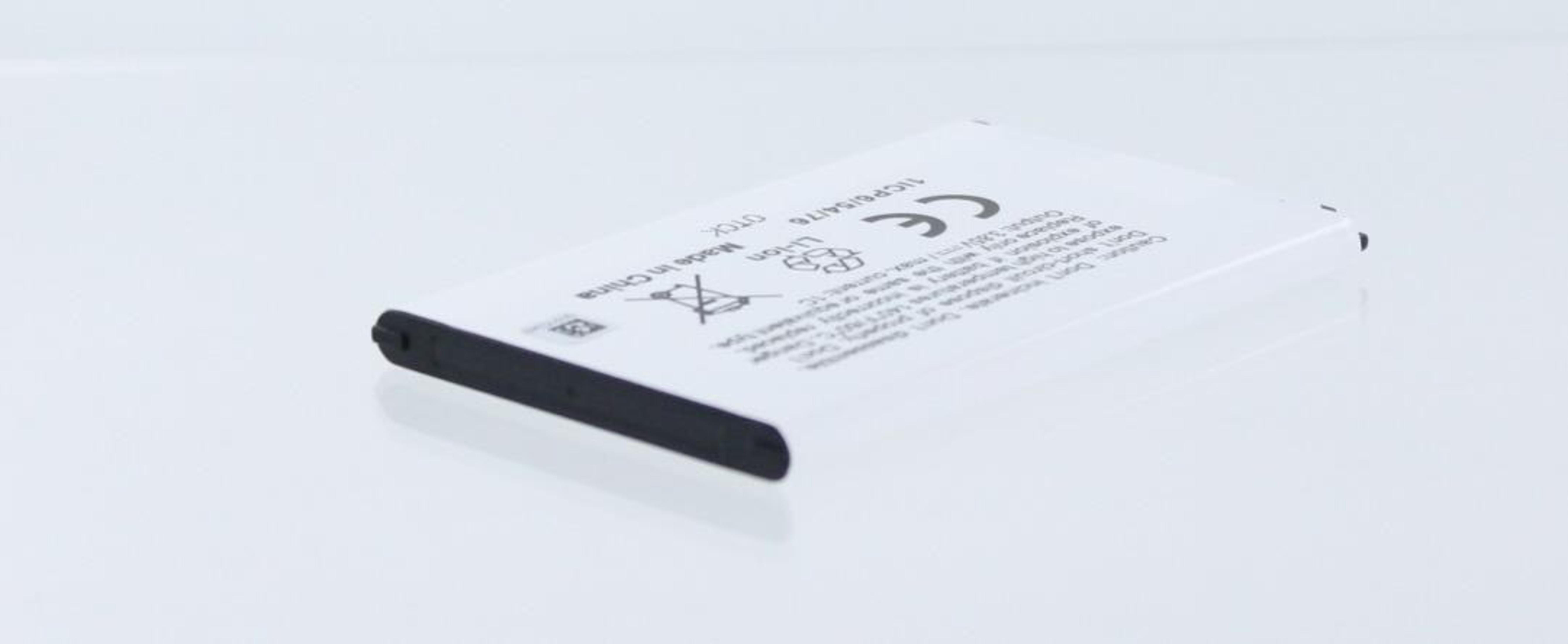 Ein weißer Lithium-Ionen-Akku mit schwarzem Rand auf weißem Hintergrund.