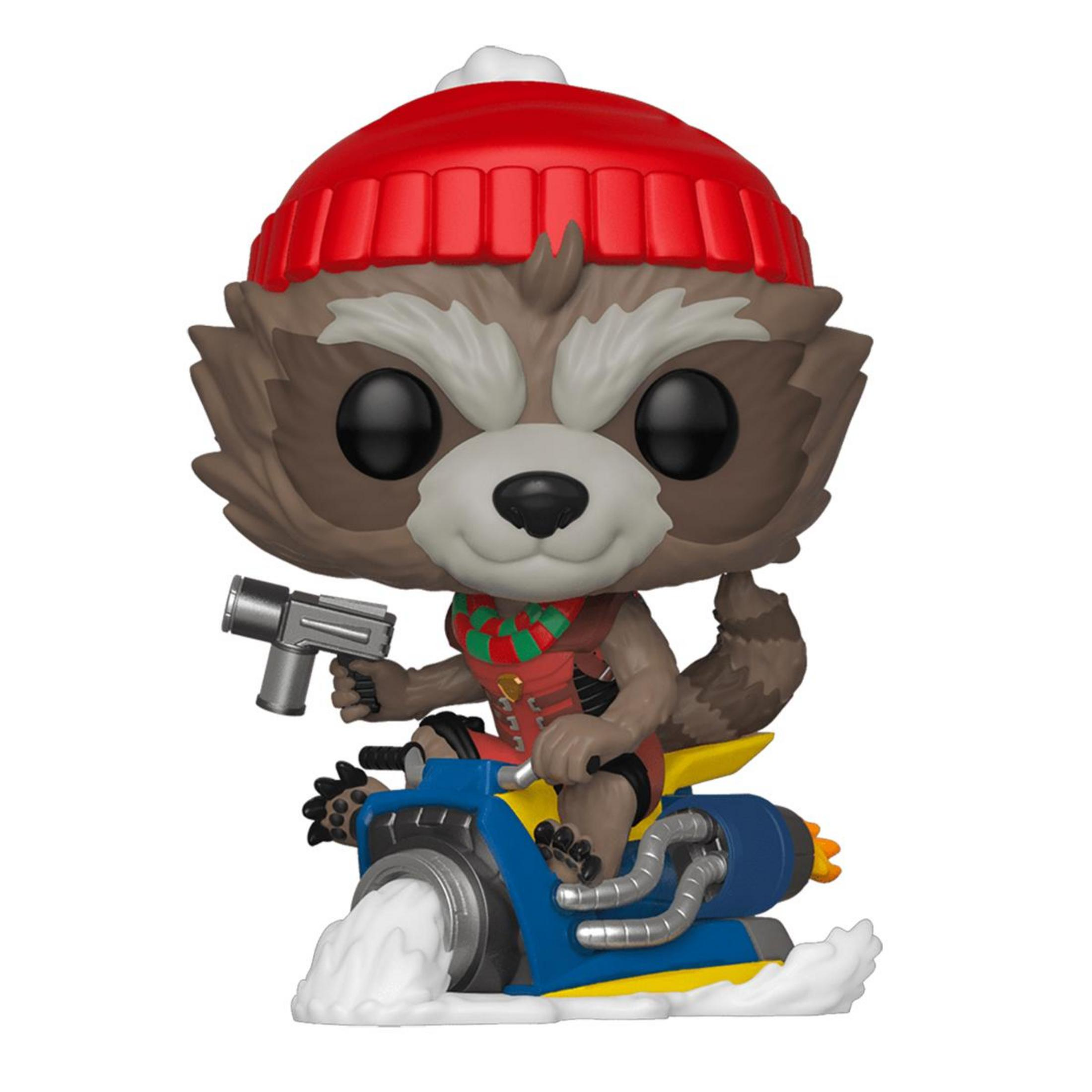 Un procione con cappello rosso guida un veicolo blu, tiene una pistola.
