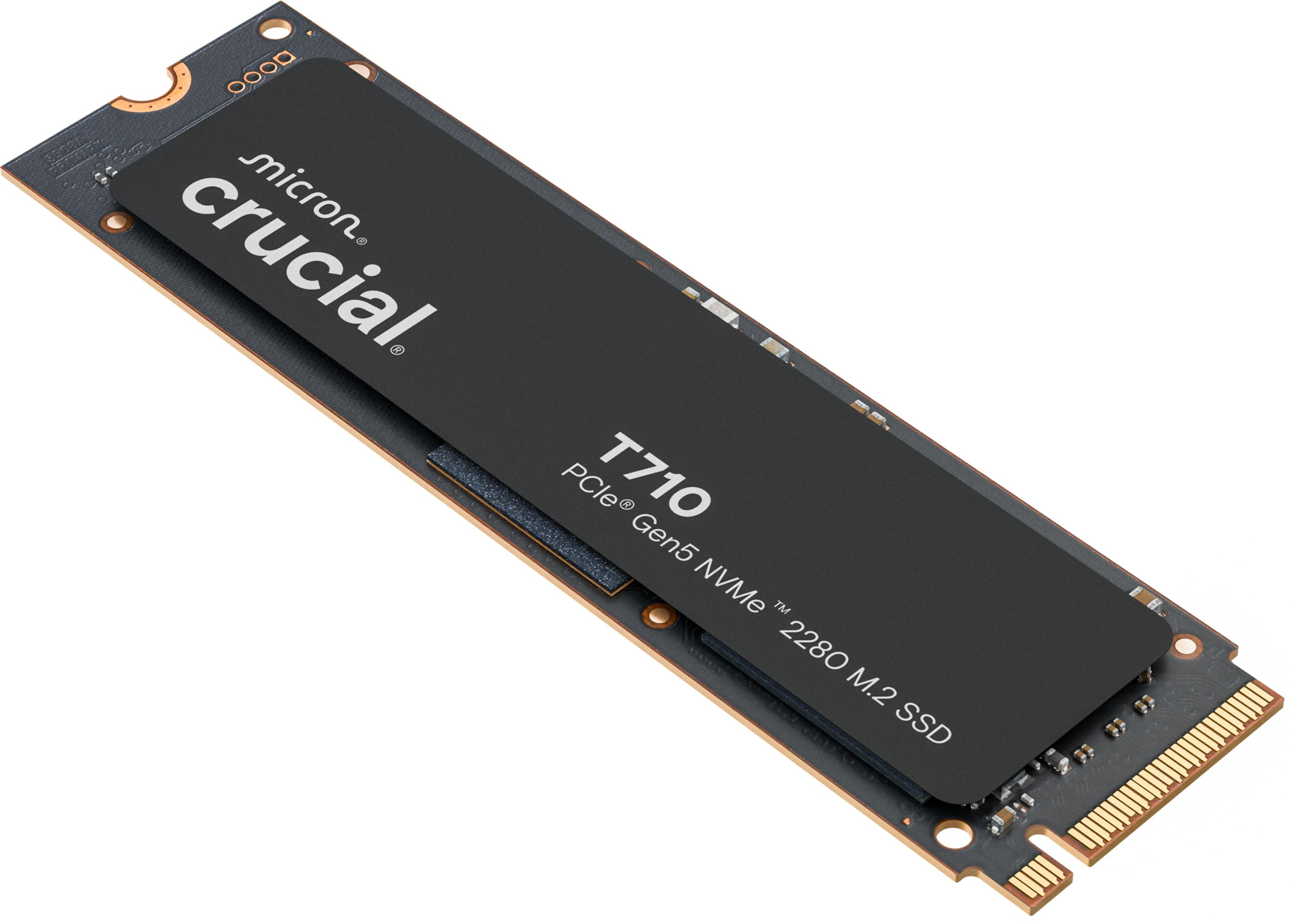 Un SSD M.2 Crucial T710 nero con tecnologia PCIe Gen5 su una scheda elettronica.
