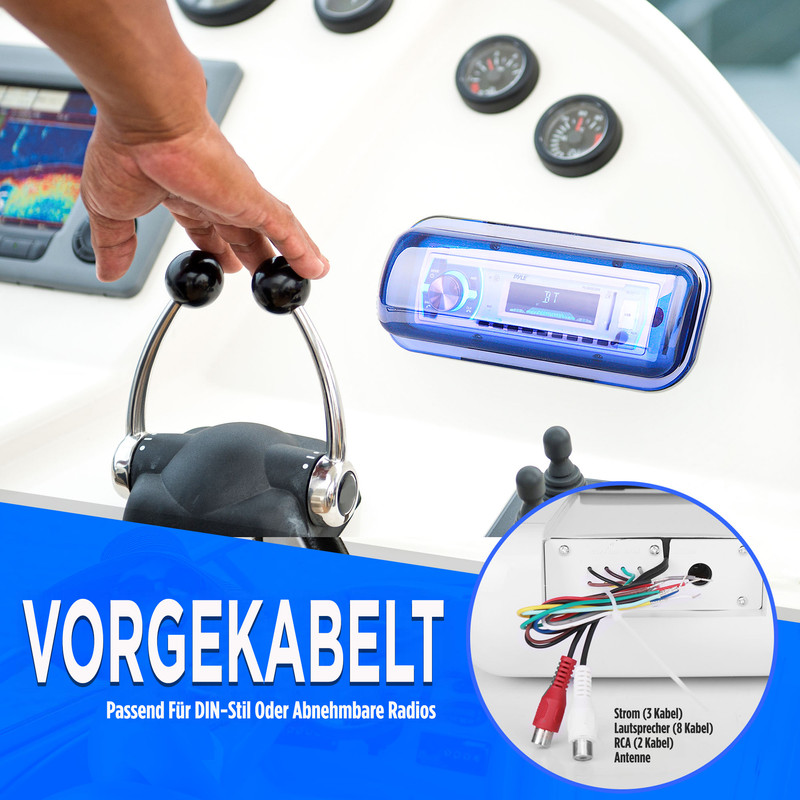 Bootsarmaturenbrett mit Hand auf Steuerhebel, Radio und Kabeln.