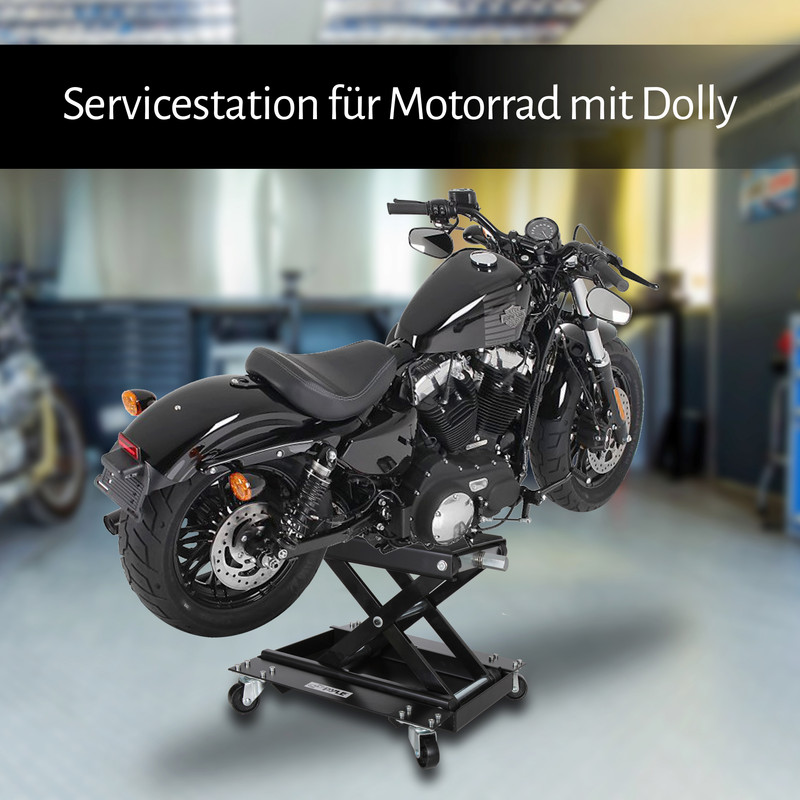 Schwarzes Motorrad auf schwarzem Scherenhubtisch mit Rädern in einer Garage.