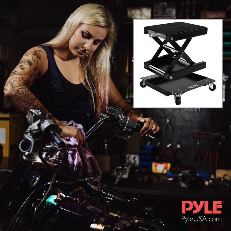 Eine Frau mit Tattoos reinigt ein Motorrad. Daneben ist ein Motorradheber abgebildet.