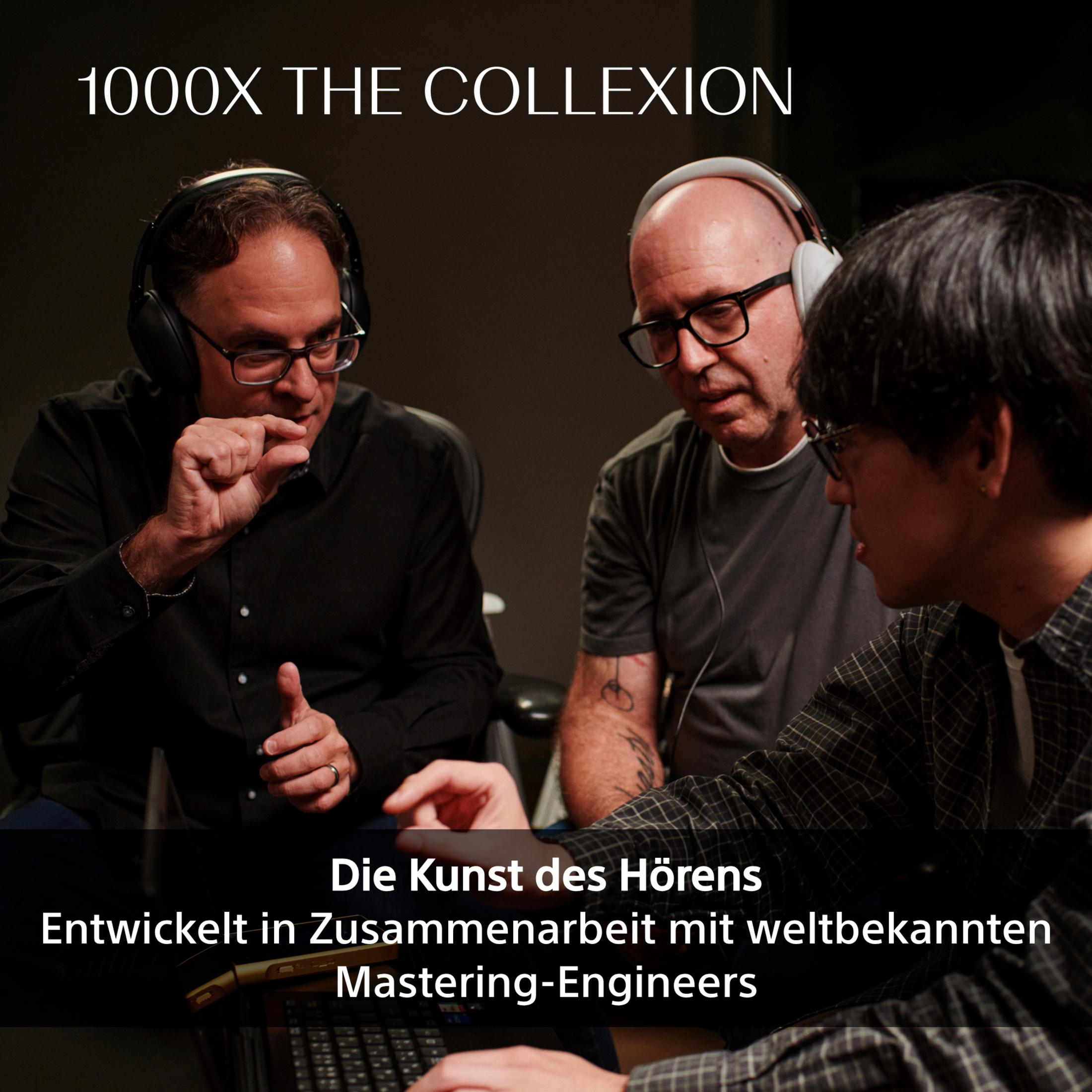 Drei Männer mit Kopfhörern in einem dunklen Raum, arbeiten und sprechen.