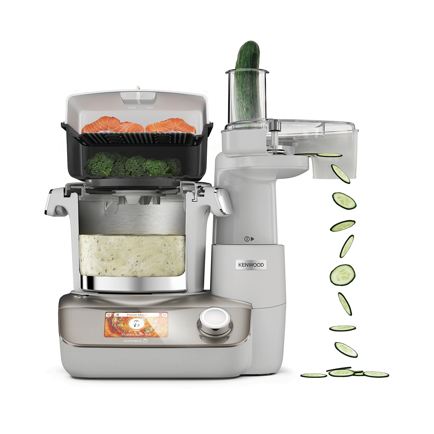 Eine Küchenmaschine mit Lachs, Brokkoli und einer Gurke, die in Scheiben geschnitten wird.