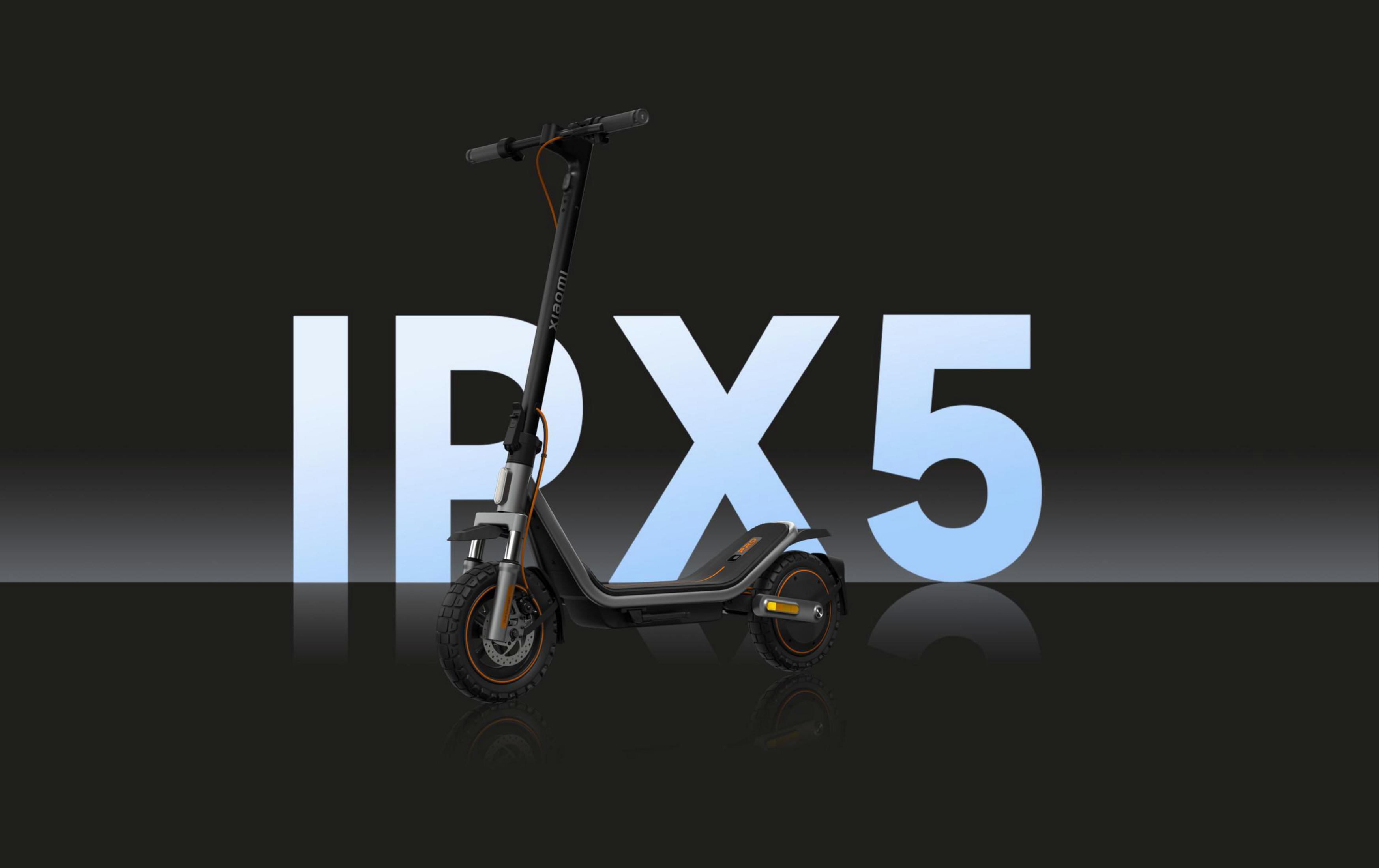 Ein schwarzer Xiaomi E-Scooter mit orangen Akzenten steht vor großen, hellblauen Buchstaben "IPX5".