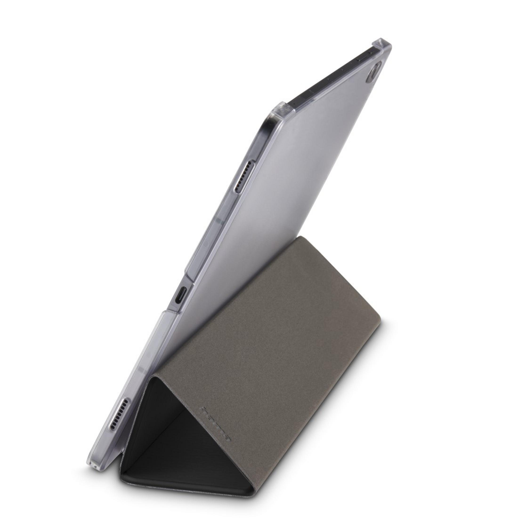 Szary tablet w etui stoi pionowo.