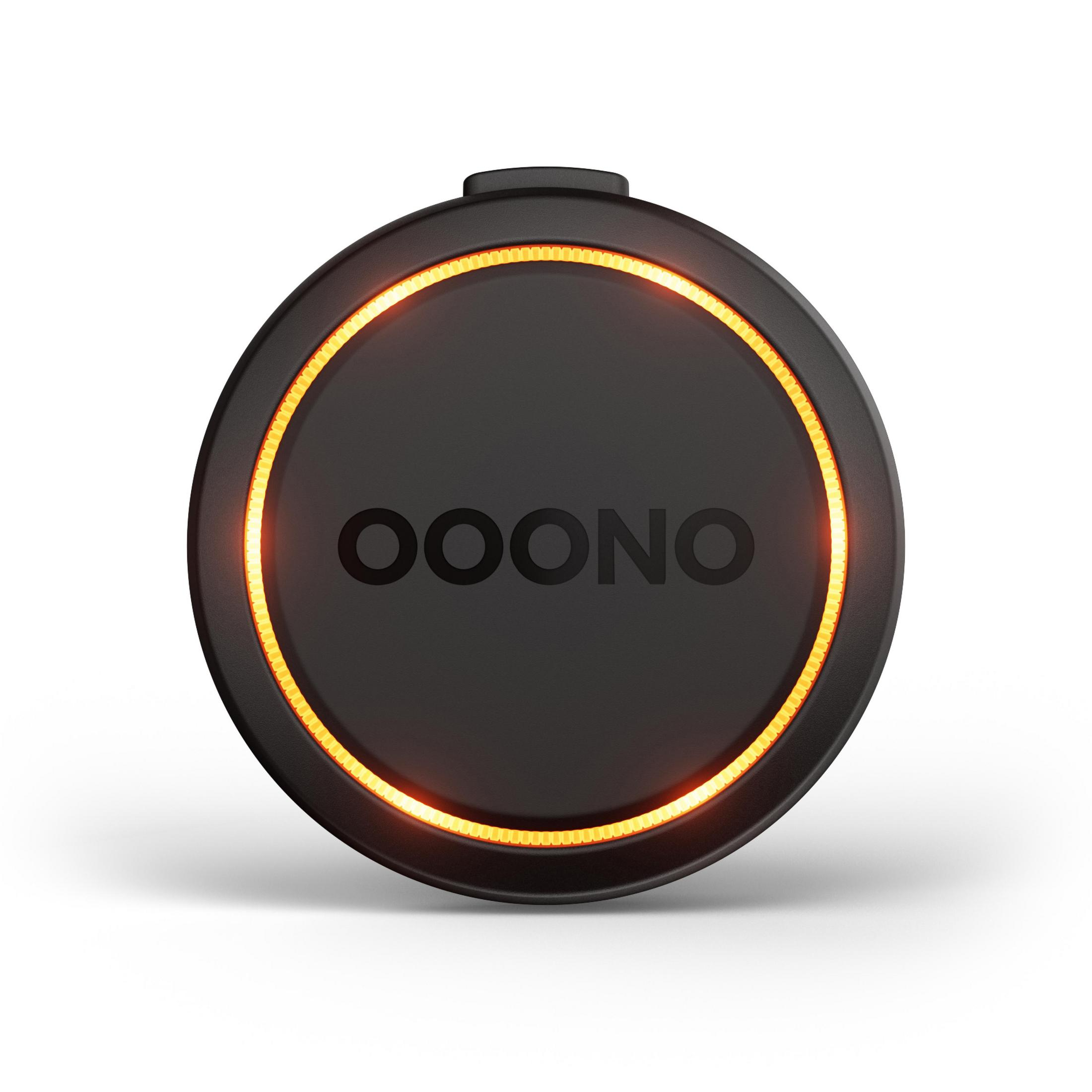 Schwarzer runder Gegenstand mit "OOONO"-Logo und leuchtendem orangem Ring.