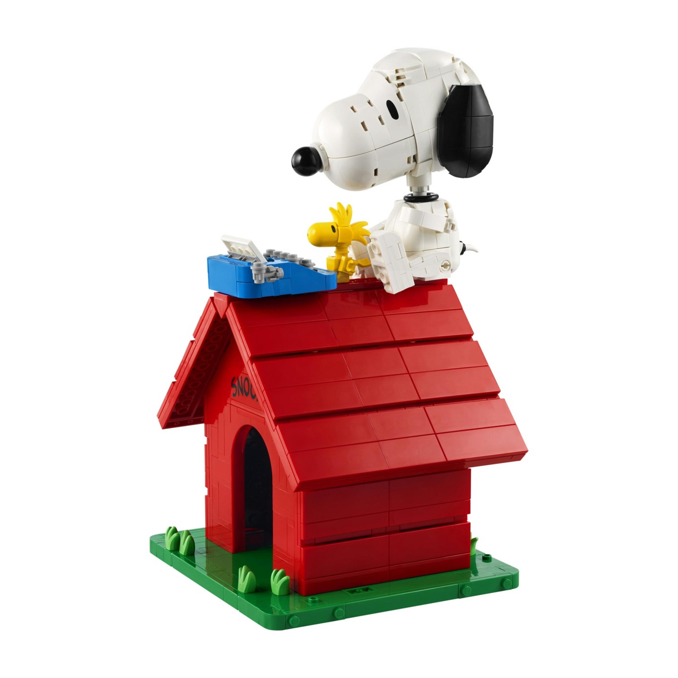 Snoopy e Woodstock siedono sopra una cuccia rossa con una cassetta delle lettere blu.