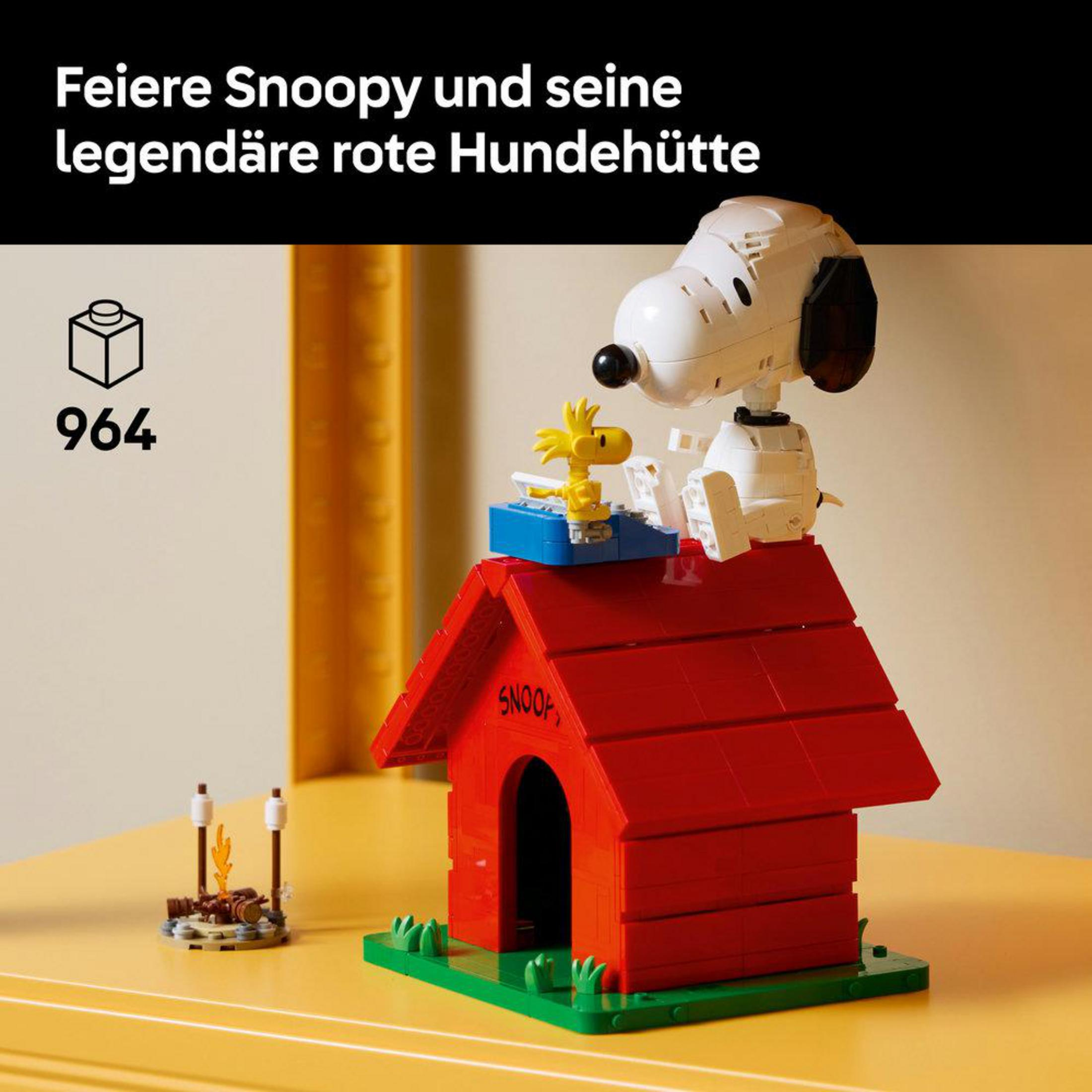 Snoopy siede sopra il suo iconico set LEGO della cuccia rossa con Woodstock.